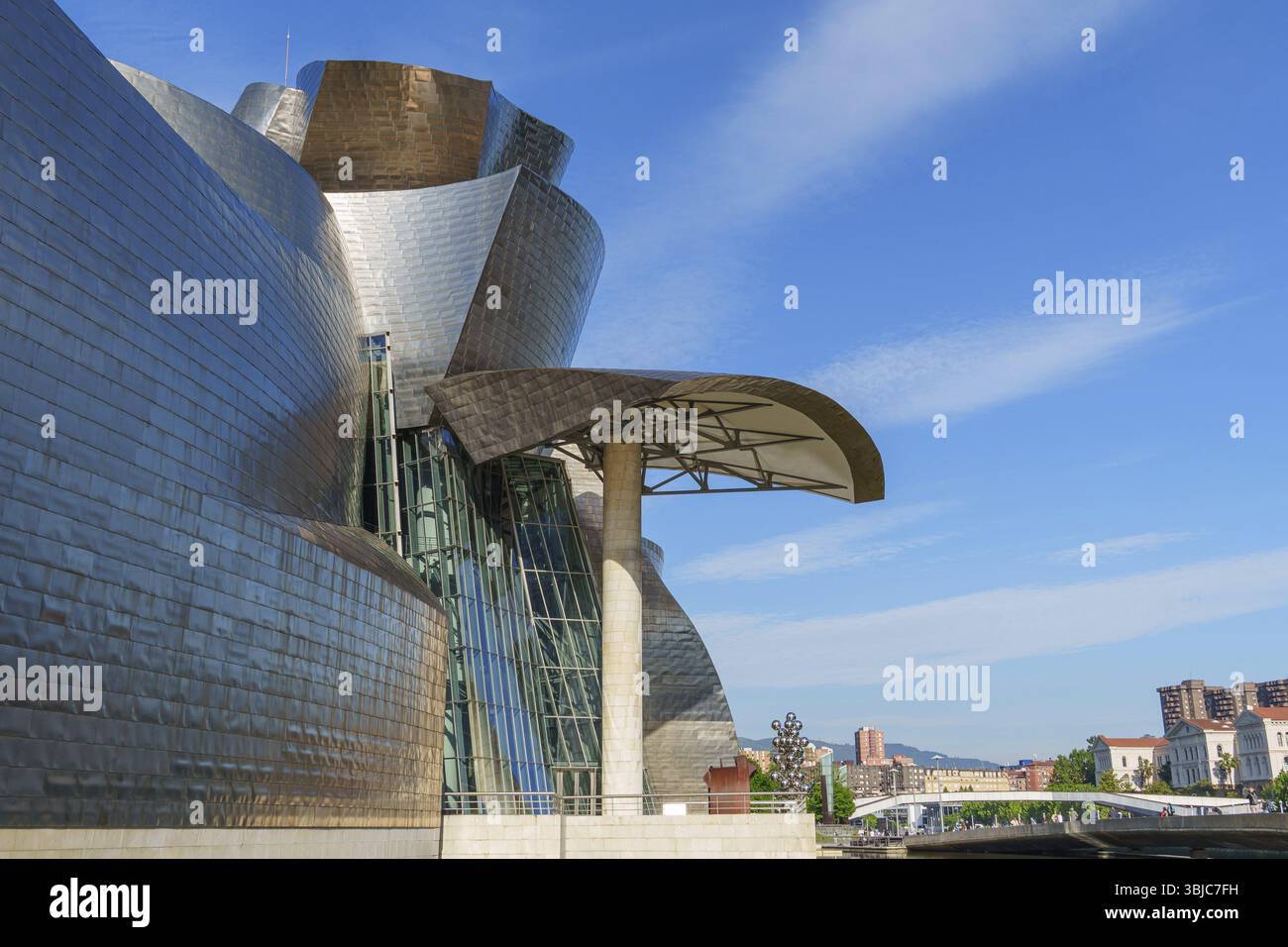 Moderno edificio in vetro e acciaio in una giornata blu chiaro, Bilbao, Paesi Baschi, Spagna, Europa Foto Stock