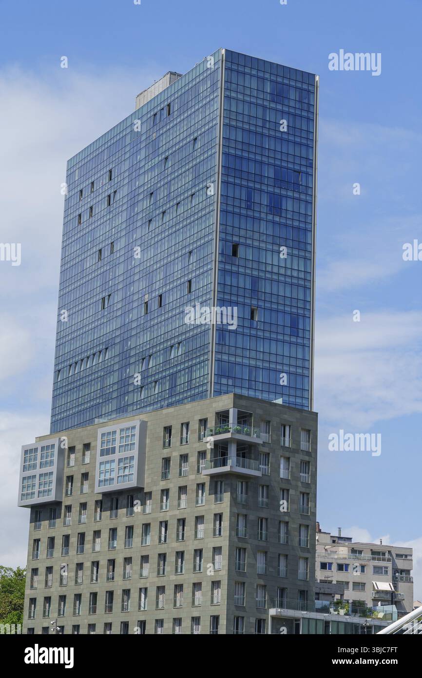 Alto e moderno edificio con facciata in vetro sotto un cielo azzurro, Bilbao, Paesi Baschi, Spagna, Europa Foto Stock