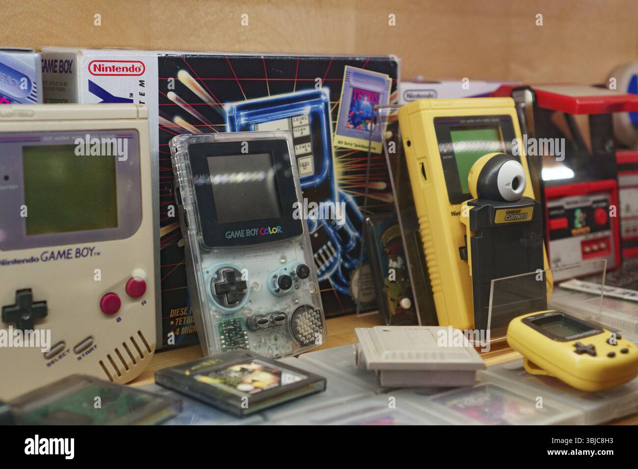 Tallinn, Estonia - 21.05.2022: LVLup! Video Game Museum - Console di gioco portatili Foto Stock
