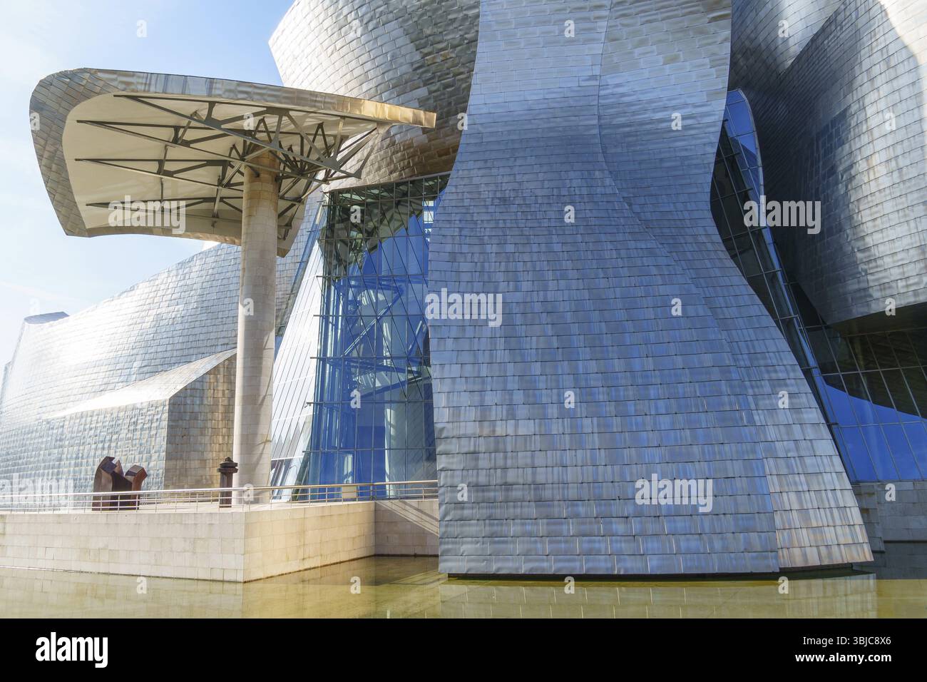 Un edificio moderno con strutture metalliche curve e facciata in vetro, Bilbao, Paesi Baschi, Spagna, Europa Foto Stock