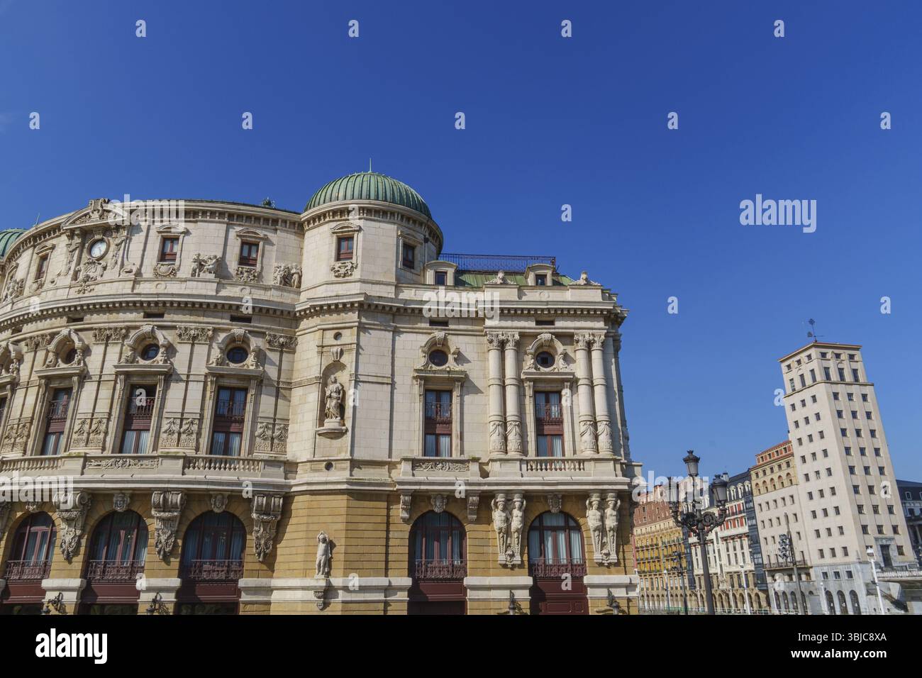 Un maestoso vecchio edificio con cupole contro un cielo azzurro, Bilbao, Paesi Baschi, Spagna, Europa Foto Stock
