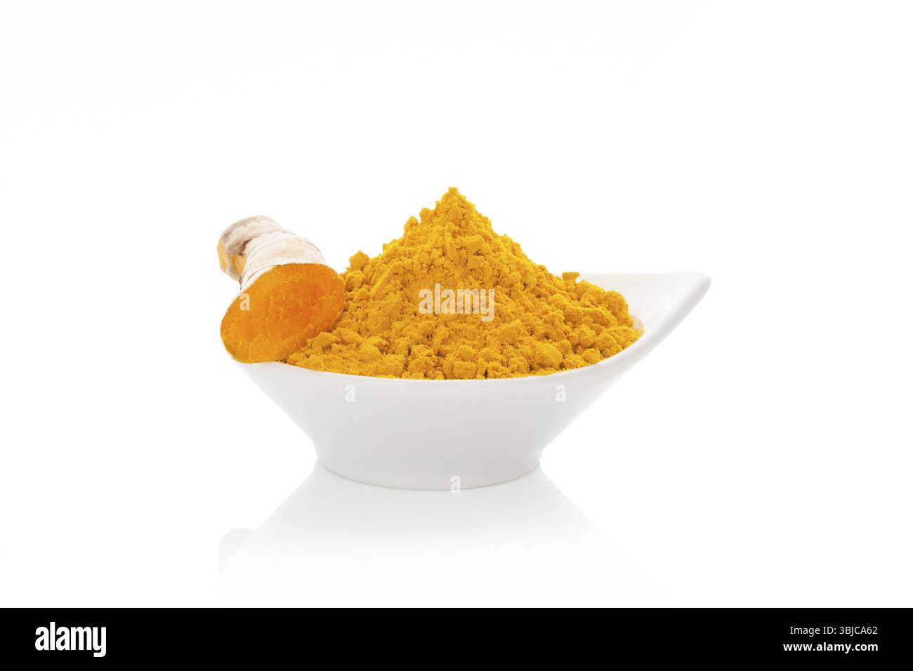 Curcuma fresca e secca isolata su sfondo bianco. Spezie culinarie asiatiche Foto Stock