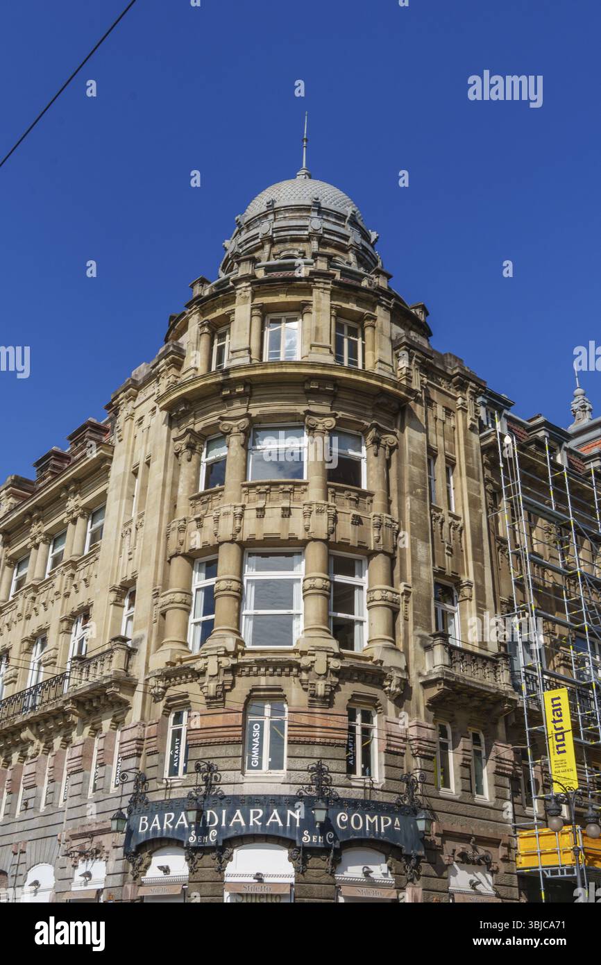 Magnifico edificio con facciate ornate, di stile classico contro un cielo blu, Bilbao, Paesi Baschi, Spagna, Europa Foto Stock
