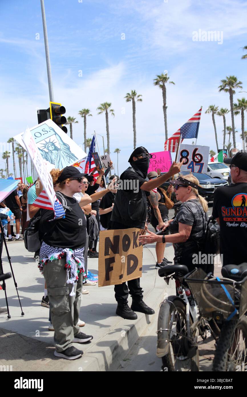 San Marcos, California, Stati Uniti. 14 giugno 2025. Manifestanti e contro-manifestanti si riuniscono a Huntington Beach per il No Kings Rally, mettendo in evidenza le crescenti tensioni le incursioni Imigratorie nel sud della California (Credit Image: © Tobin Hill/ZUMA Press Wire) SOLO USO EDITORIALE! Non per USO commerciale! Foto Stock
