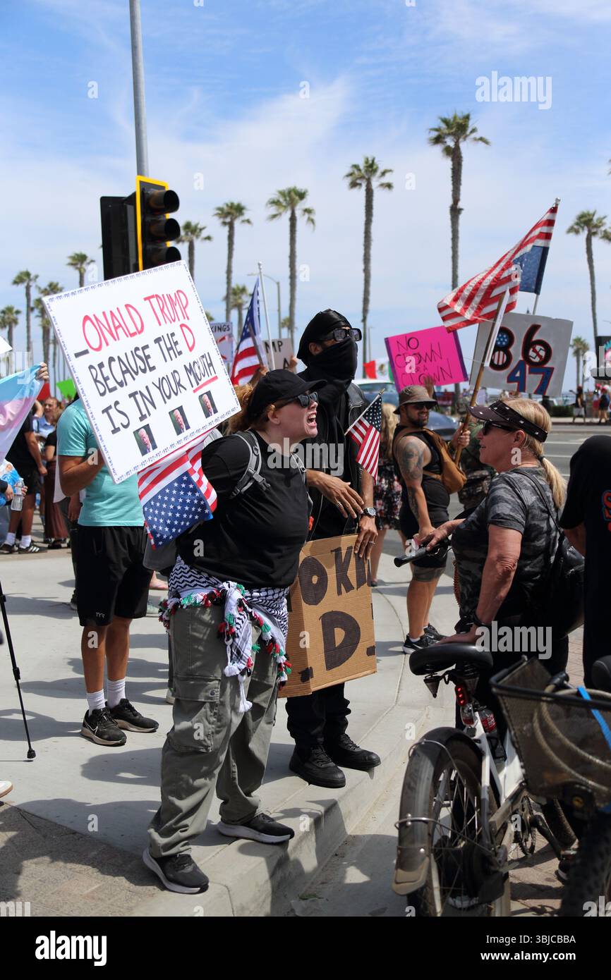 San Marcos, California, Stati Uniti. 14 giugno 2025. Manifestanti e contro-manifestanti si riuniscono a Huntington Beach per il No Kings Rally, mettendo in evidenza le crescenti tensioni le incursioni Imigratorie nel sud della California (Credit Image: © Tobin Hill/ZUMA Press Wire) SOLO USO EDITORIALE! Non per USO commerciale! Foto Stock