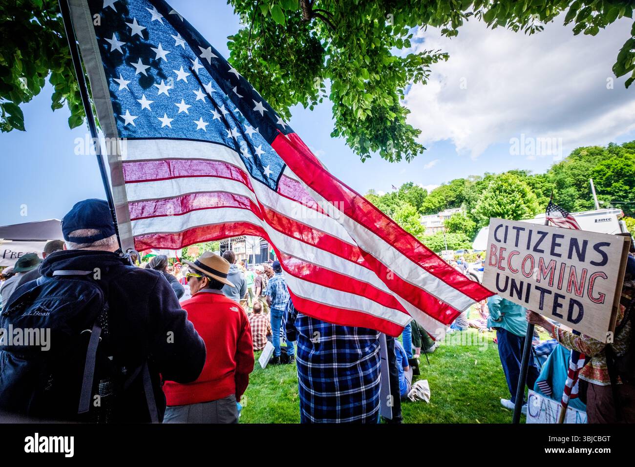 Burlington, Vermont, Stati Uniti, 14 giugno 2025. Manifestanti in occasione di una protesta "No Kings" Trump sul parco sul lungomare di Burlington, Vermont, USA, parte della giornata nazionale di protesta "No Kings". John Lazenby/Alamy Live News Foto Stock