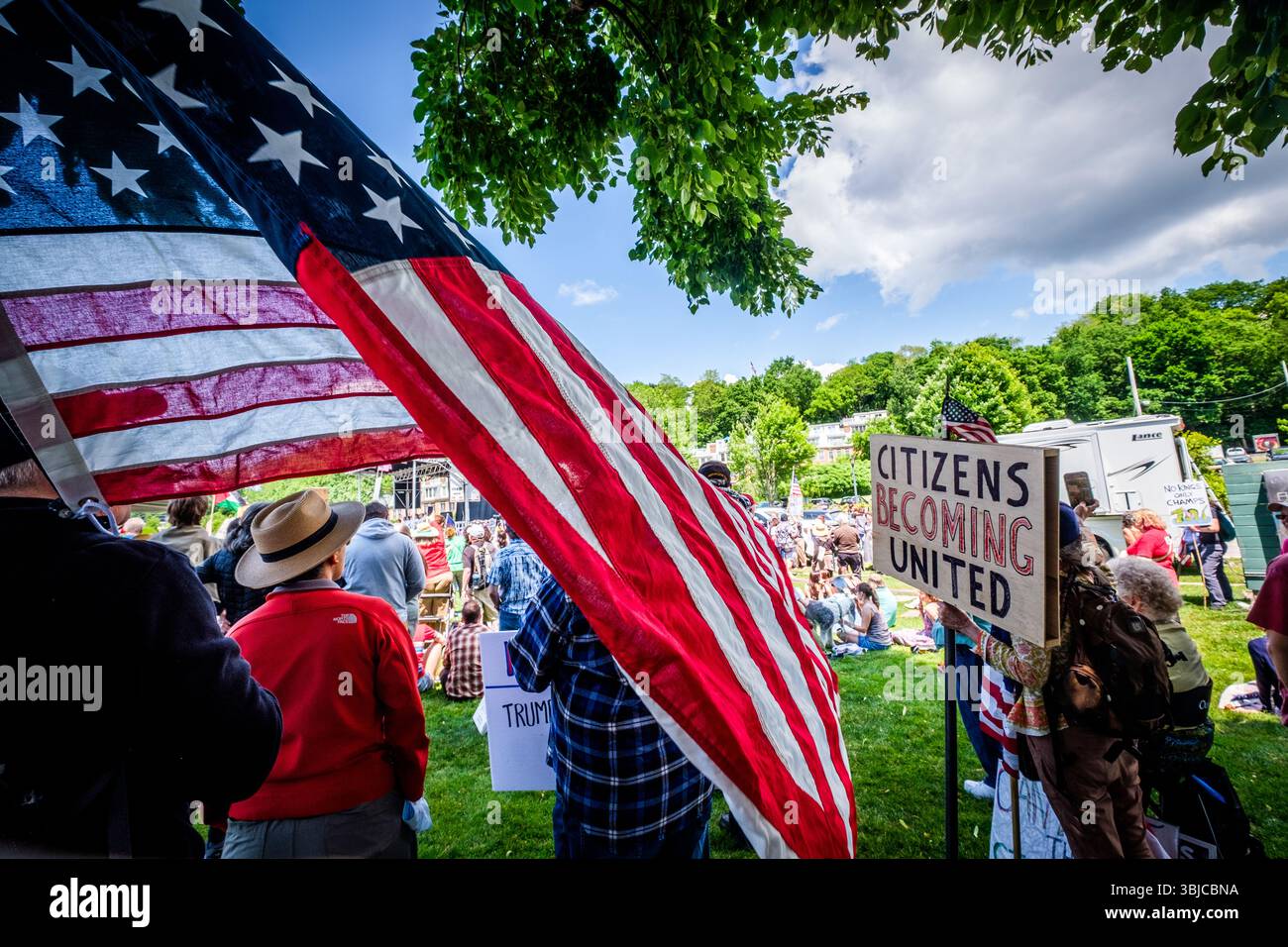 Burlington, Vermont, Stati Uniti, 14 giugno 2025. Manifestanti in occasione di una protesta "No Kings" Trump sul parco sul lungomare di Burlington, Vermont, USA, parte della giornata nazionale di protesta "No Kings". John Lazenby/Alamy Live News Foto Stock