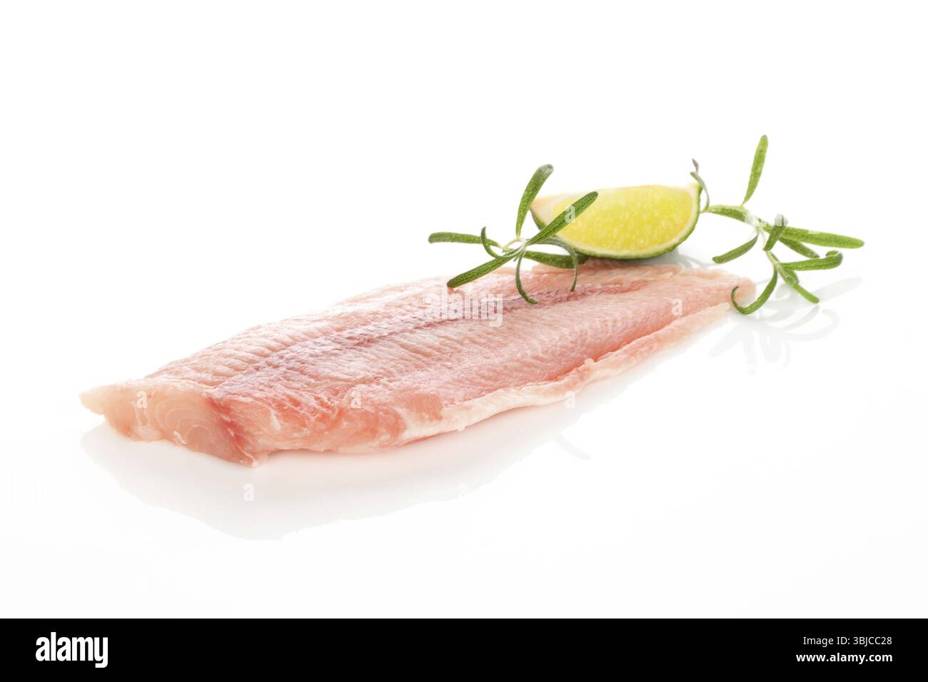 Delizioso filetto di pesce con lime e rosmarino isolato su sfondo bianco. Cucina a base di pesce Foto Stock
