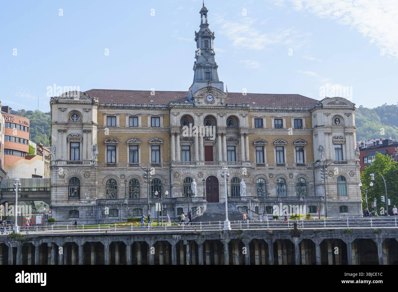 Grande edificio storico con una torre nel centro della città, Bilbao, Paesi Baschi, Spagna, Europa Foto Stock