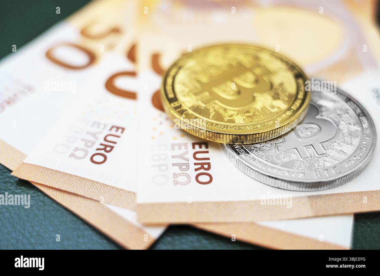 Monete Bitcoin criptovaluta sulle banconote in euro Foto Stock