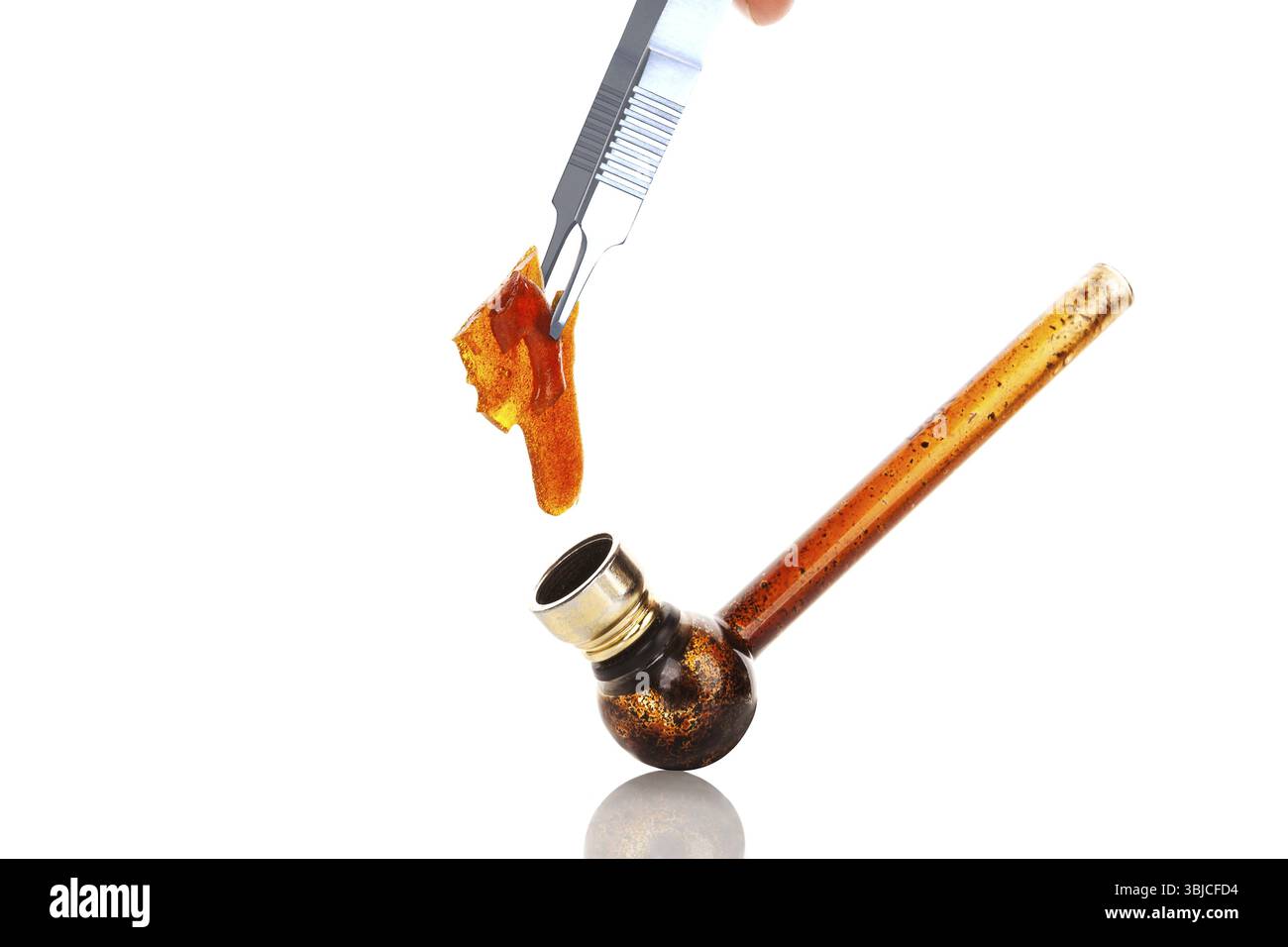 Concentrato di marijuana frantumato e tubo in vetro con residuo isolato su sfondo bianco Foto Stock