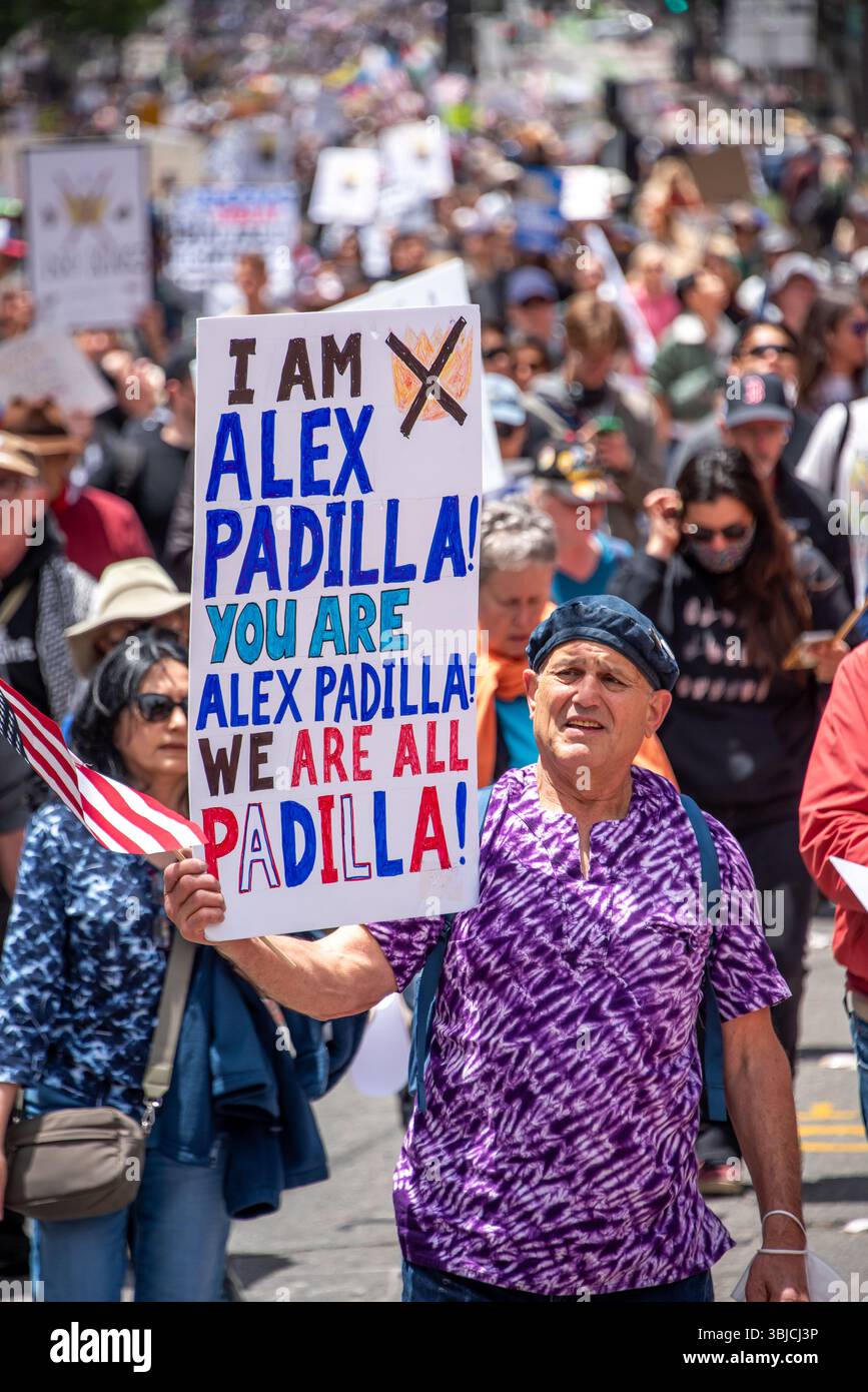 San Francisco, Stati Uniti. 14 giugno 2025. Tra l'enorme folla di manifestanti che marciano nel No Kings Day di San Francisco, un uomo ha un cartello con scritto: "Io sono Alex Padilla! Sei Alex Padilla! Siamo tutti Padilla! In riferimento al senatore statunitense per la California che è stato rimosso con la forza dalla conferenza stampa di Kristi Noem, costretto a terra e ammanettato solo pochi giorni prima. Crediti: Shelly Rivoli/Alamy Live News Foto Stock