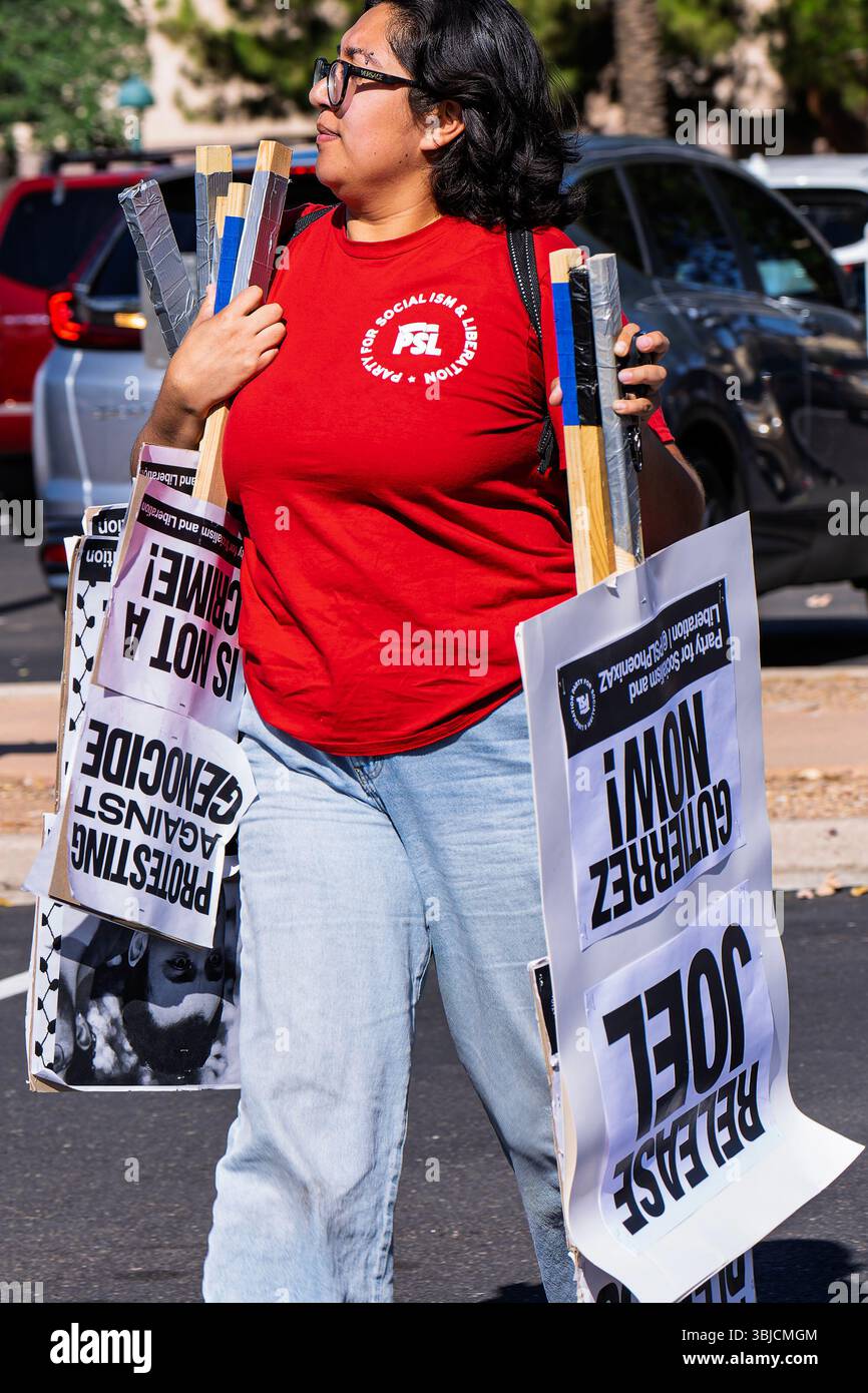 I manifestanti che hanno partecipato alla protesta NO KINGS tenutasi presso il Campidoglio dell'Arizona il 14 giugno 2025 Foto Stock