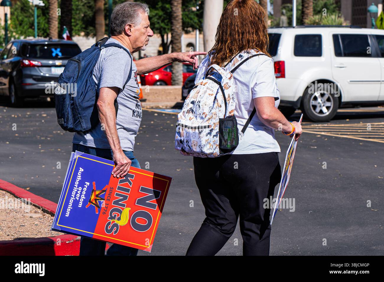 I manifestanti che hanno partecipato alla protesta NO KINGS tenutasi presso il Campidoglio dell'Arizona il 14 giugno 2025 Foto Stock
