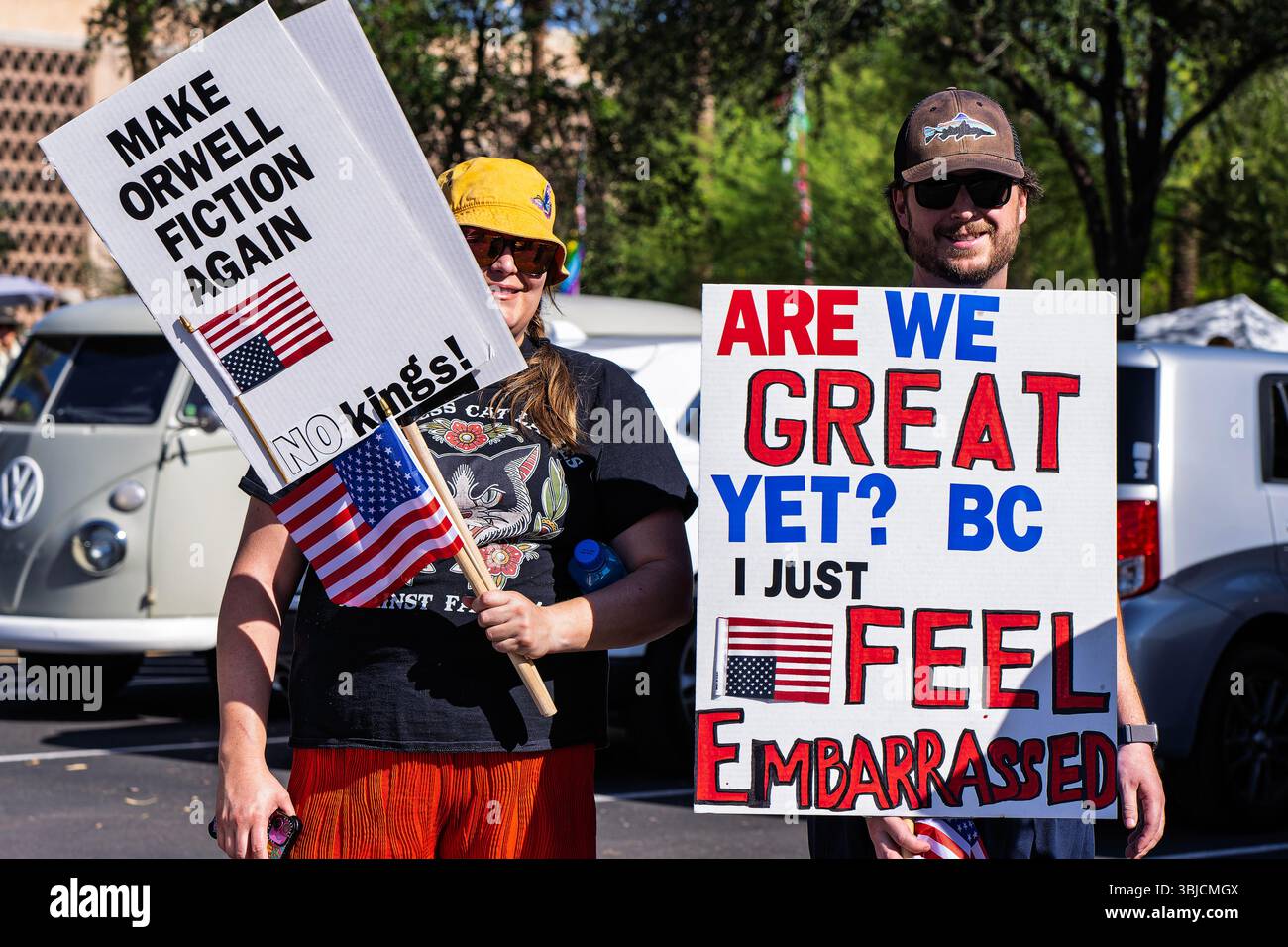I manifestanti che hanno partecipato alla protesta NO KINGS tenutasi presso il Campidoglio dell'Arizona il 14 giugno 2025 Foto Stock