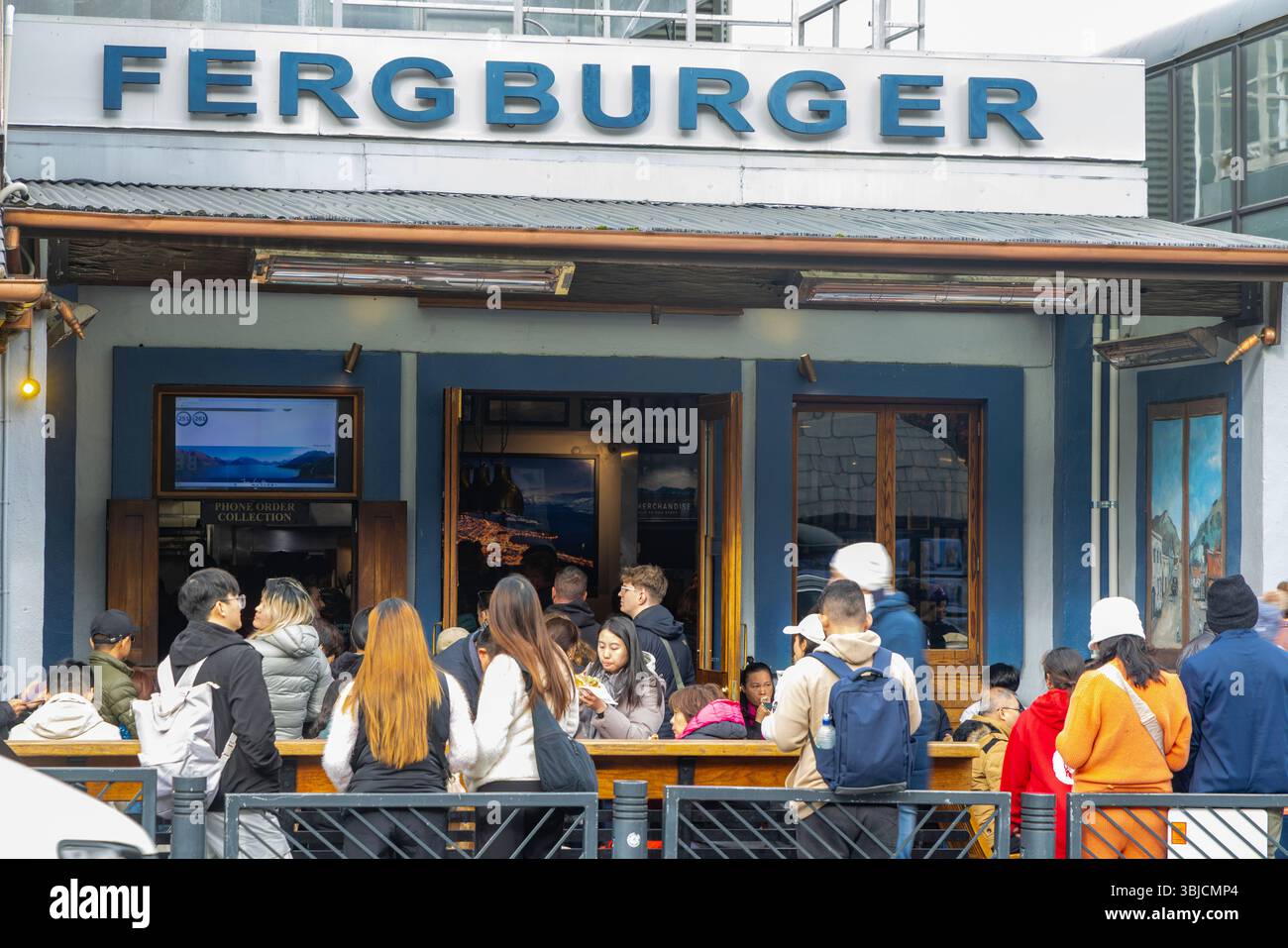 Ristorante Fergburger con hamburger nel centro di Queenstown, con i clienti seduti fuori dalla caffetteria, Otago, South Island, nuova Zelanda Foto Stock