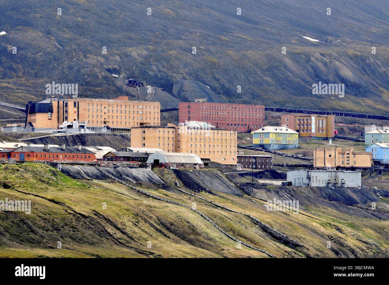 Barentsburg è un insediamento minerario a Spitsbergen sul fiordo di ghiaccio. È abitata principalmente da minatori russi-ucraini che lavorano nelle miniere di carbone e. Foto Stock