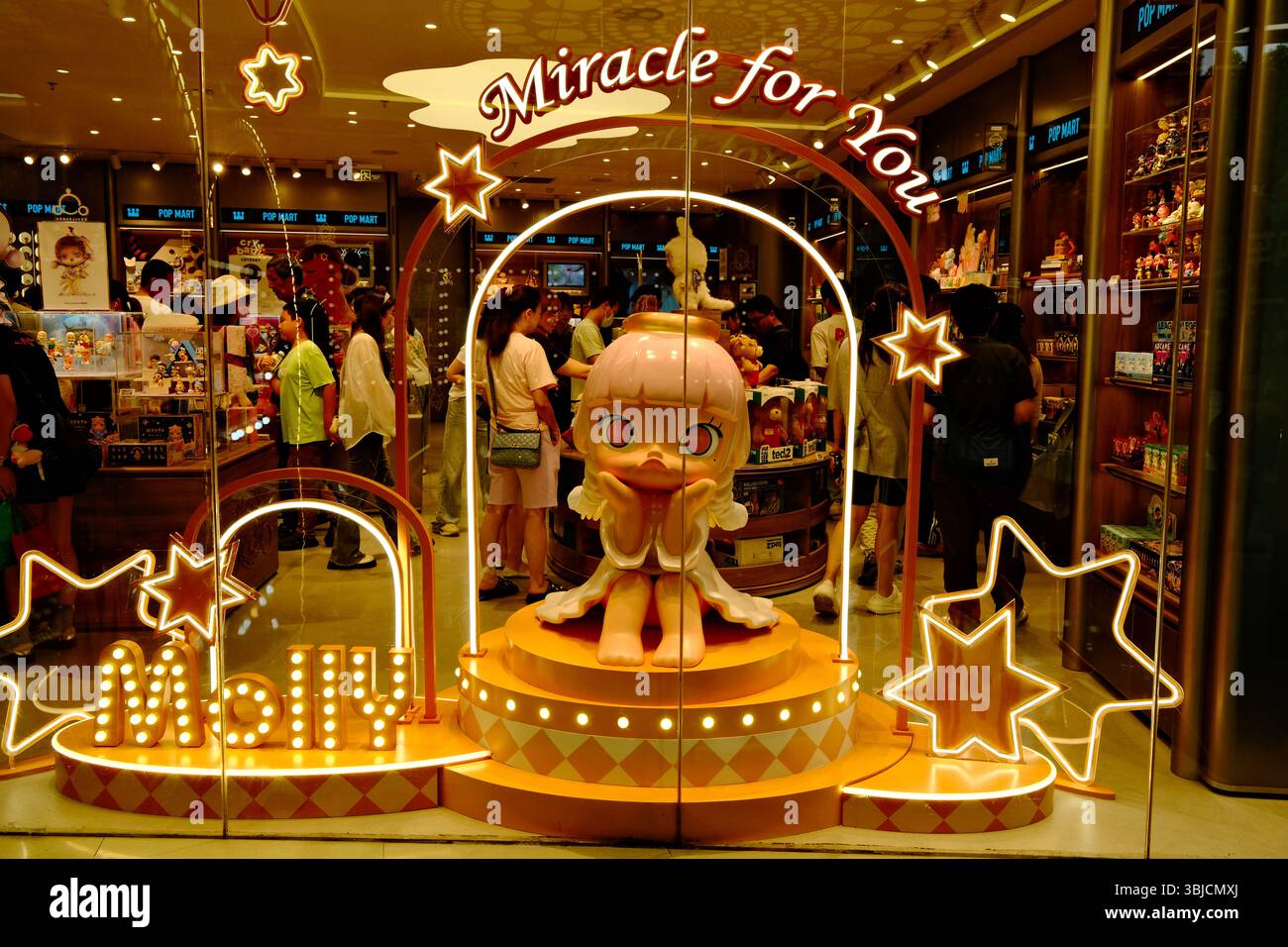Shanghai, Cina - 14 giugno 2025: Molly nel negozio di giocattoli POP MART Foto Stock