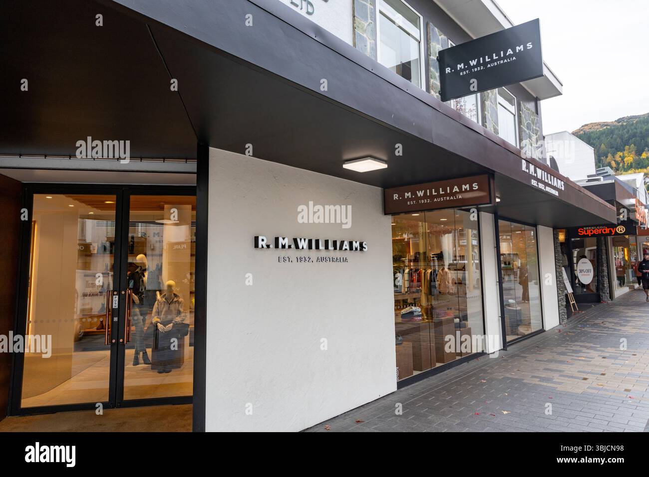 Negozio di scarpe e stivali R M Williams nel centro di Queenstown, regione di Otago, Isola del Sud, nuova Zelanda, 2025 Foto Stock