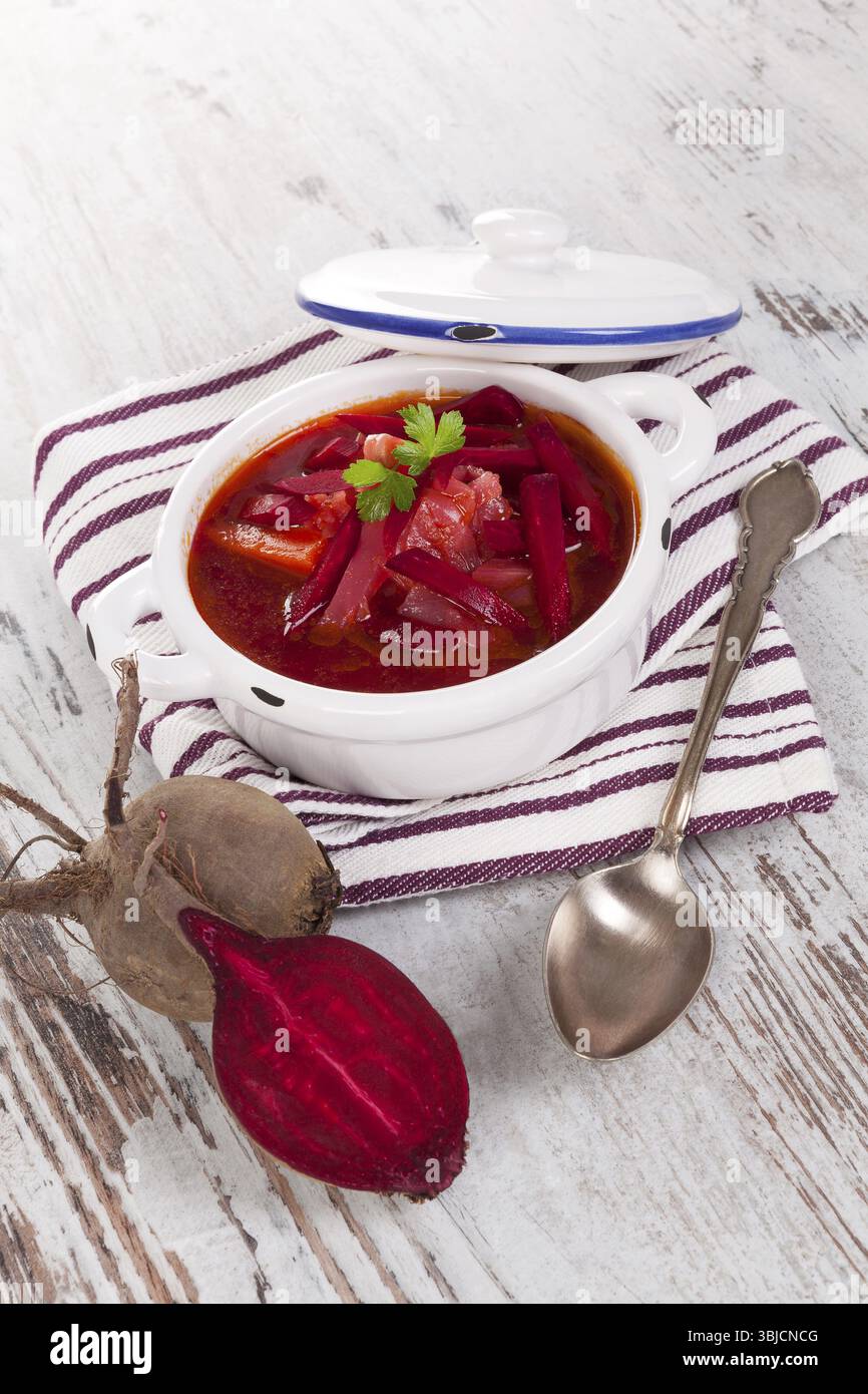 Deliziosa zuppa borsch ucraina su sfondo di legno bianco. Cibo culinario mangiare Foto Stock