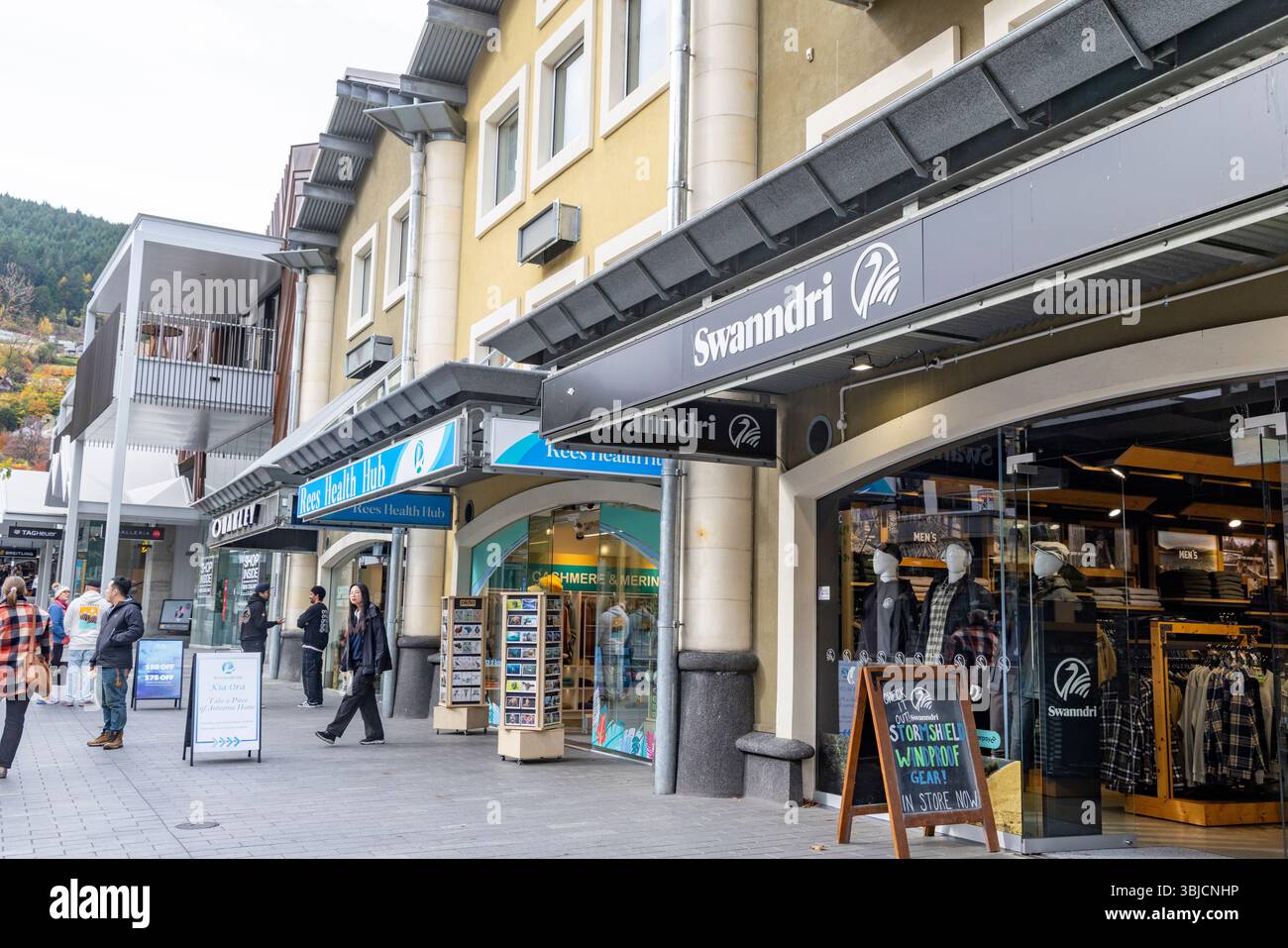Centro città di Queenstown e negozi con negozio di abbigliamento Swanndri all'aperto, regione di Otago, Isola del Sud, nuova Zelanda, 2025 Foto Stock