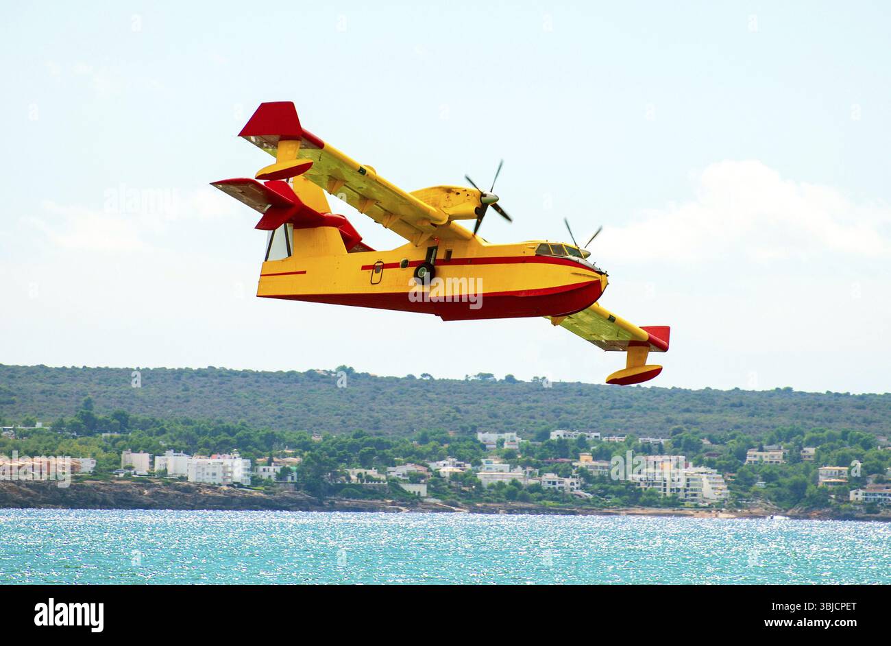 Antincendio aereo. Aeromobili che si preparano a raccogliere acqua di mare Foto Stock