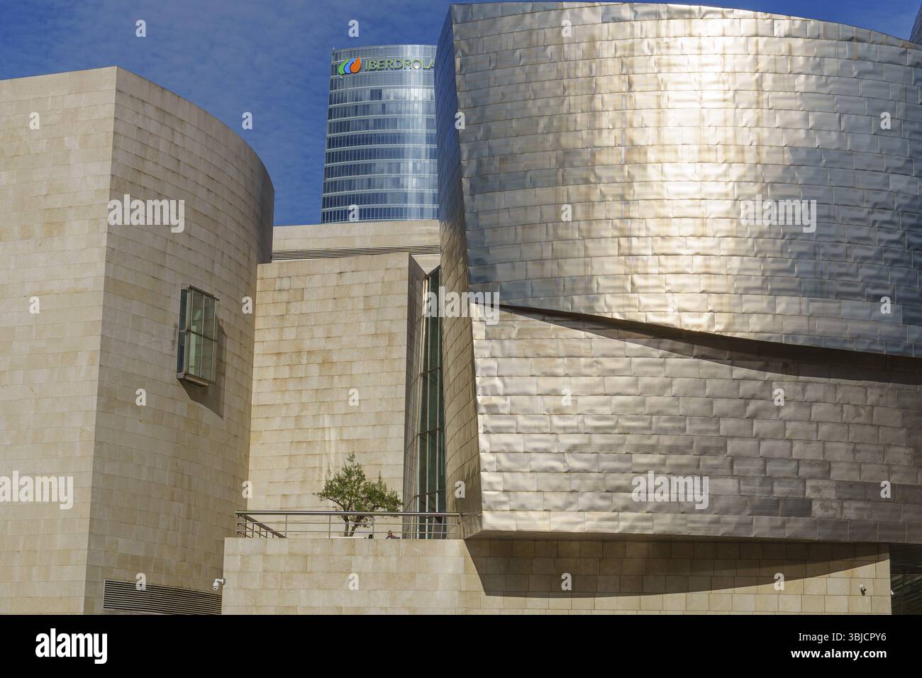 Edifici moderni con lucentezza metallica accanto a un grattacielo, Bilbao, Paesi Baschi, Spagna, Europa Foto Stock