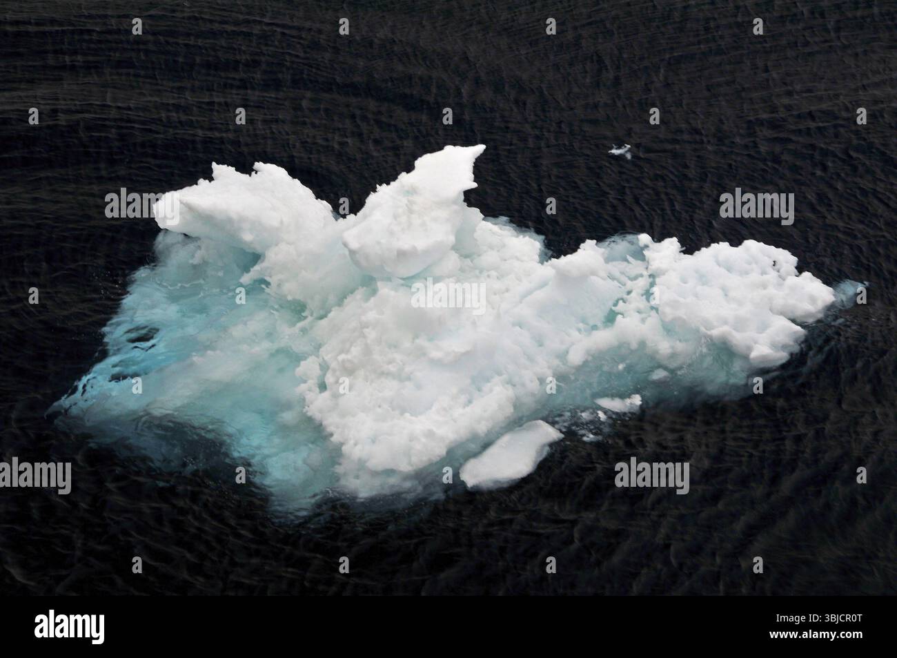 Il ghiaccio deriva è il ghiaccio che galleggia su fiumi, laghi o mari. Gli iceberg sgorgano in mare aperto, staccandosi dai ghiacciai e dalle masse di ghiaccio interne. Deriva Foto Stock