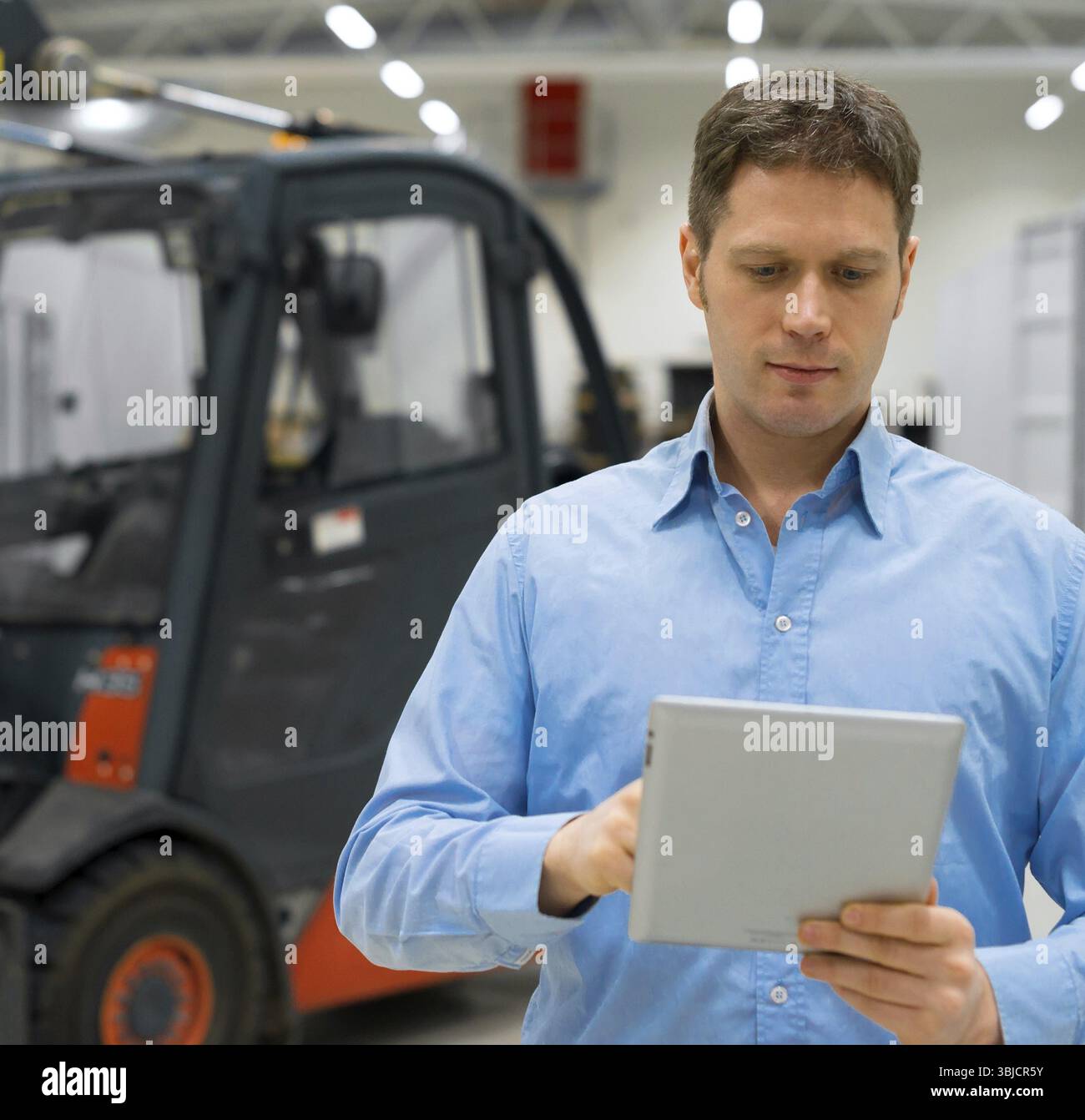 Splendido supervisore con tablet pc in magazzino Foto Stock