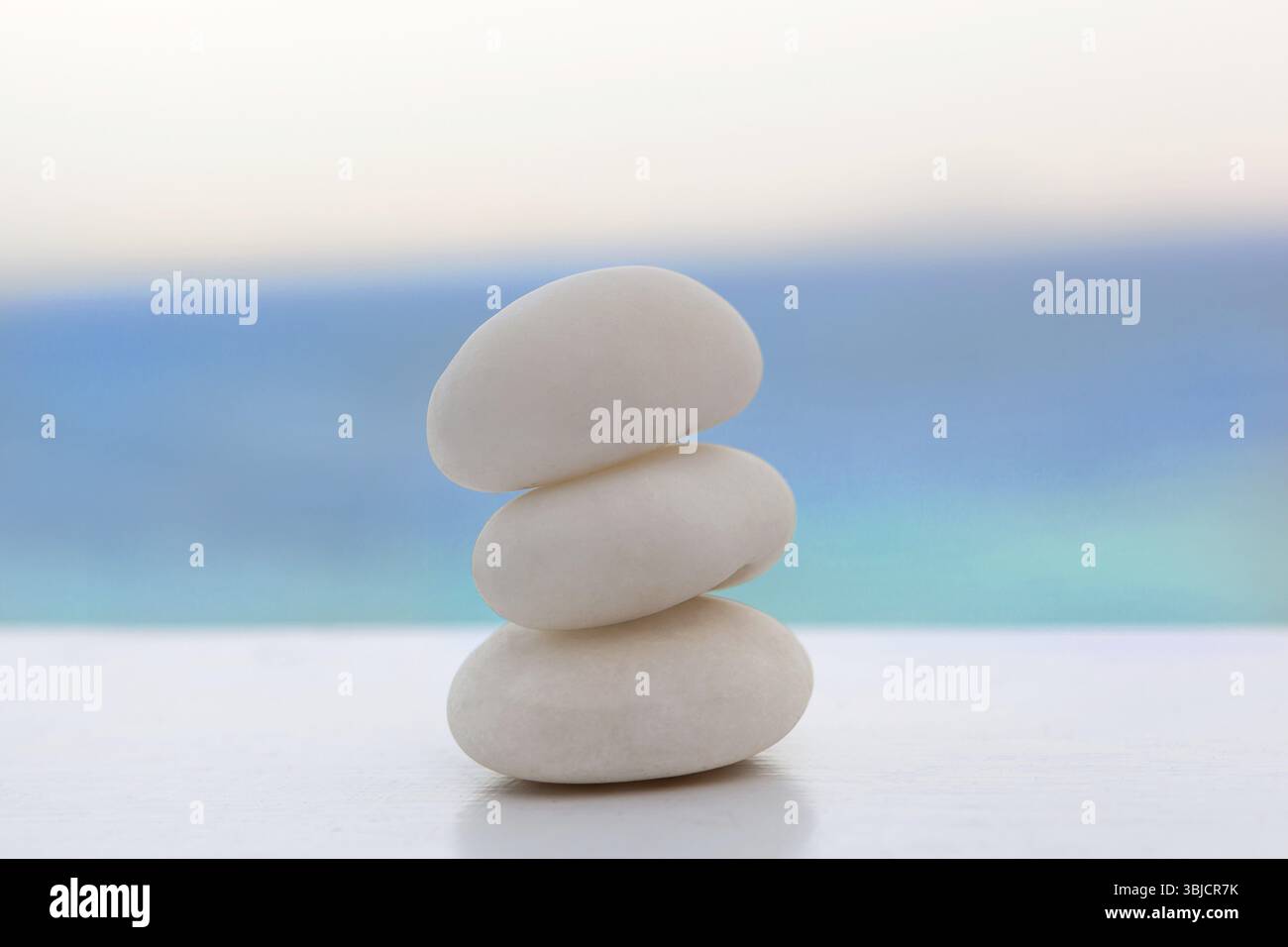 Roccia Zen sulla spiaggia tropicale. Zen, semplicità, spiritualità ed equilibrio Foto Stock