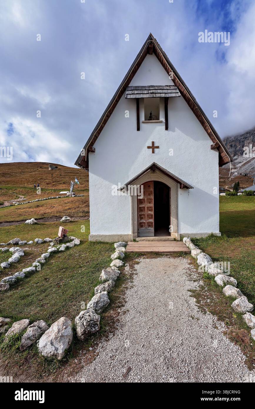 Vista della Cappella Sellajoch nelle Dolomiti in Italia Foto Stock