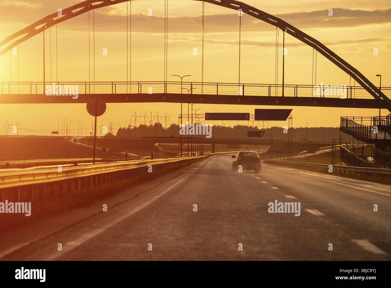 Autobahn nach dem Regen bei Sonnenuntergang im Sommer Foto Stock