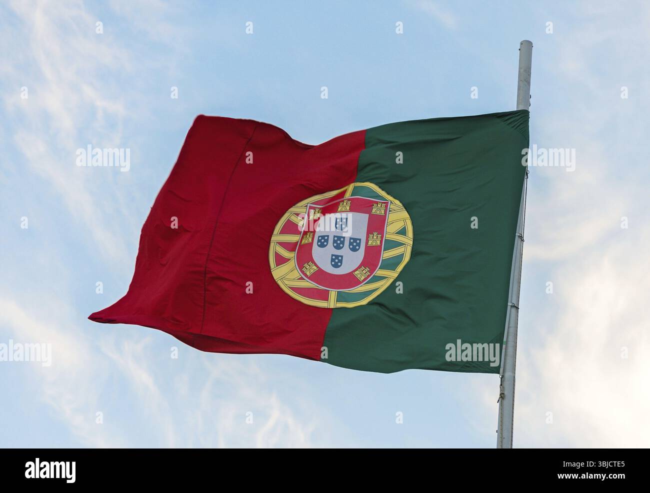 Bandiera portoghese che sventola nel vento Foto Stock