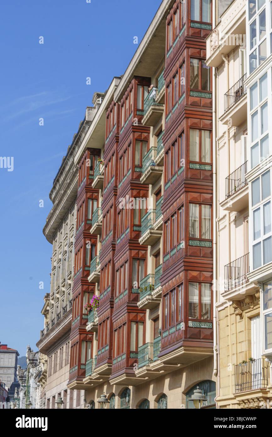 Edificio a più piani con elementi in legno e numerose finestre, Bilbao, Paesi Baschi, Spagna, Europa Foto Stock