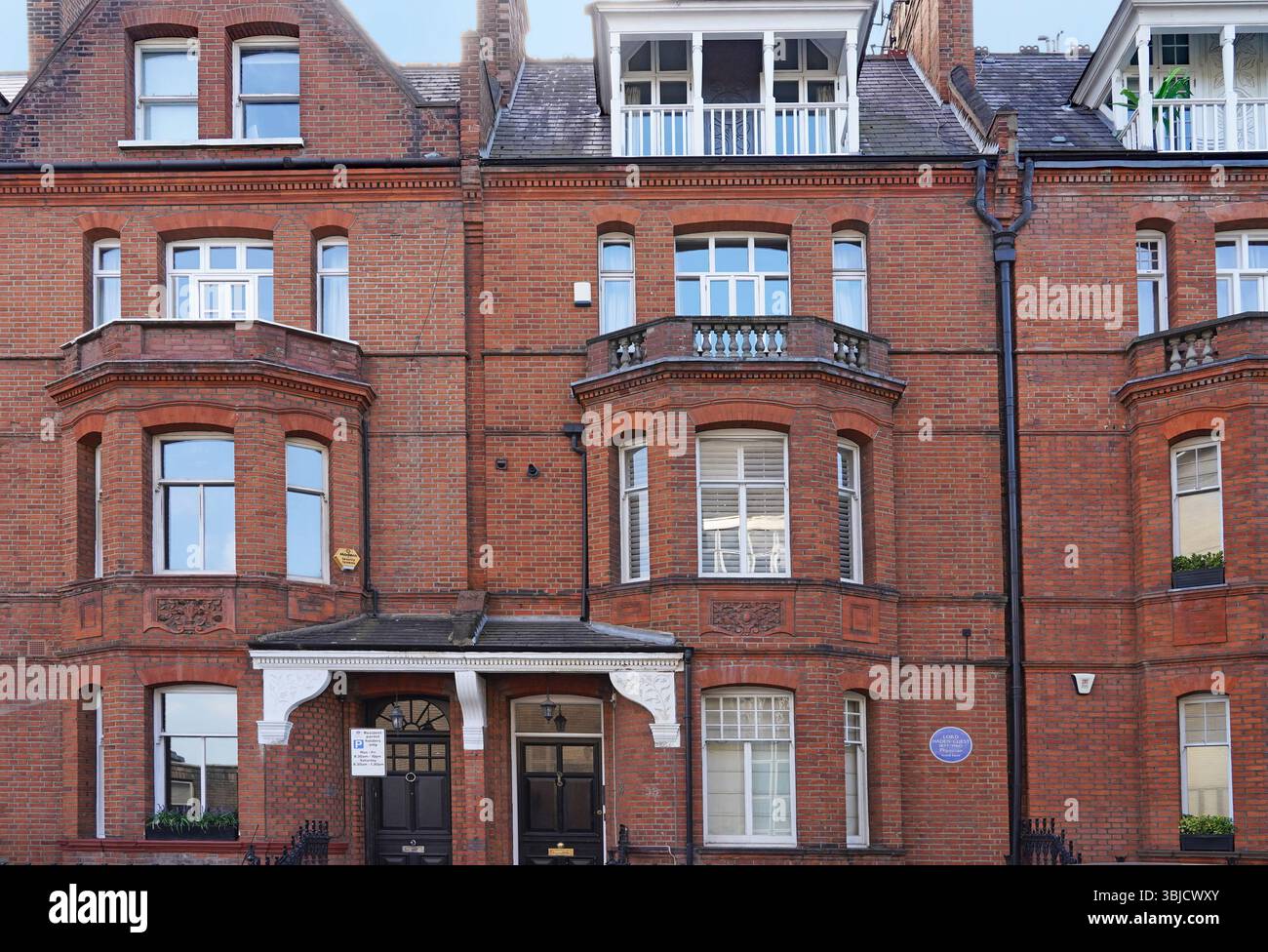 Vecchia casa cittadina nel quartiere Chelsea di Londra, con targa blu, ex casa di Lord Haden-Guest, nonno dell'attrice Jamie Lee Curtis Foto Stock