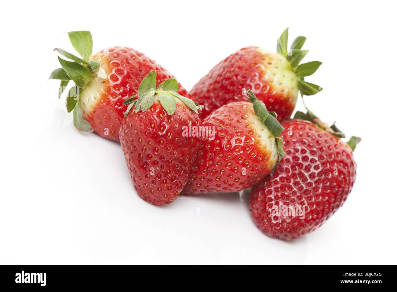 Deliziose fragole mature isolate su sfondo bianco. Frutta fresca biologica estiva Foto Stock