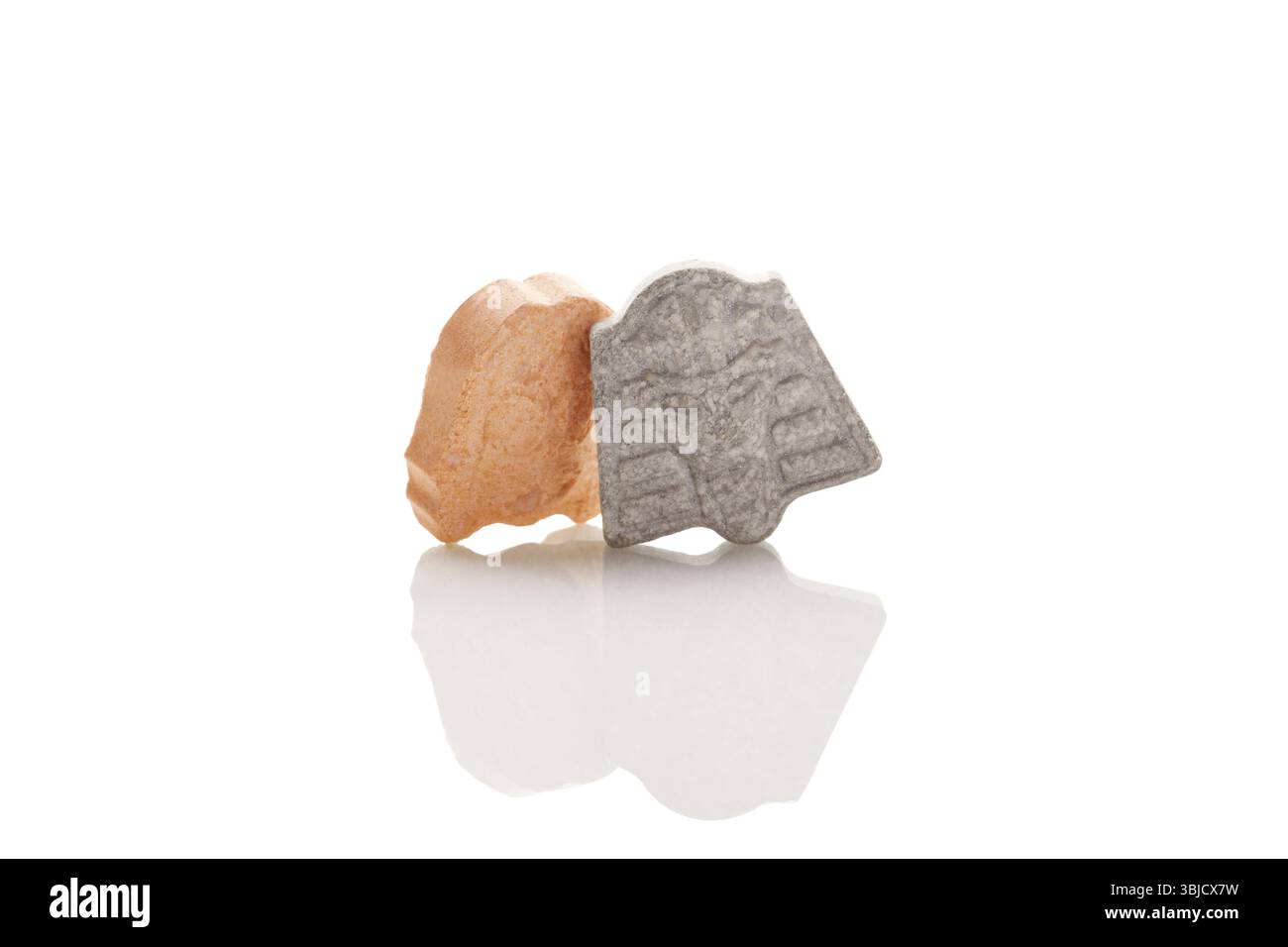 Pillole di ecstasy isolate su sfondo bianco. MDMA ha assistito la psicoterapia Foto Stock