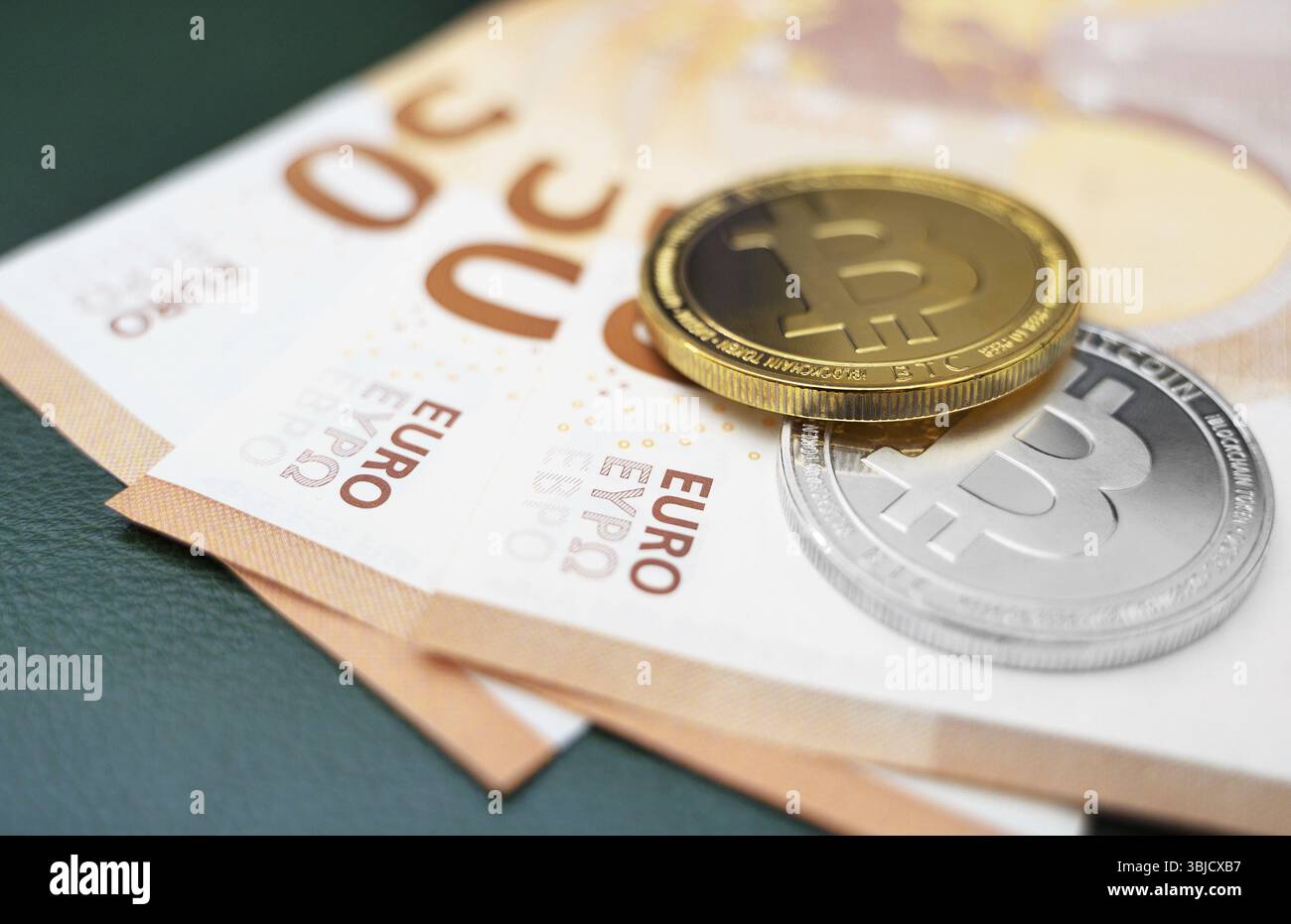Monete Bitcoin criptovaluta sulle banconote in euro Foto Stock