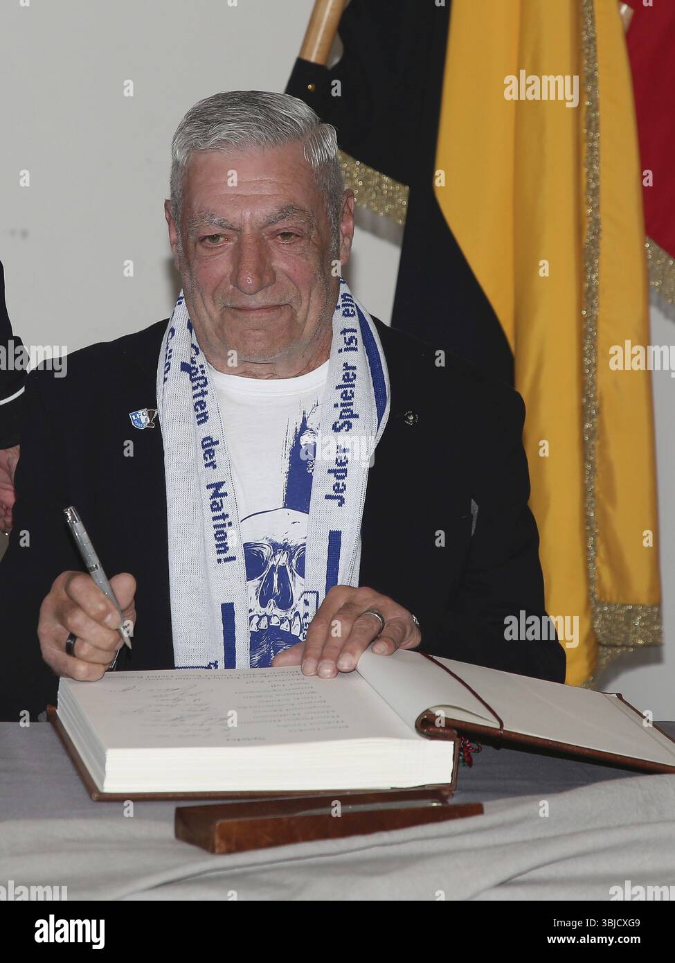 Axel Tyll (1.FC Magdeburg) alla voce nel Libro d'Oro della città di Magdeburgo per aver vinto la Coppa dei campioni 50 anni fa l'8 maggio 2024, Magdeburgo Foto Stock