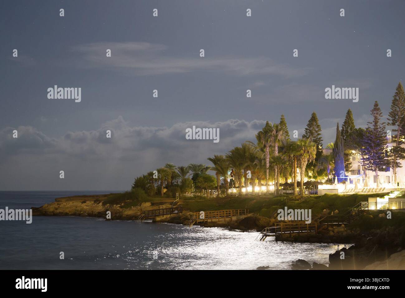 Fig Tree Beach a Protaras di notte. Una delle spiagge più popolari d'Europa Foto Stock