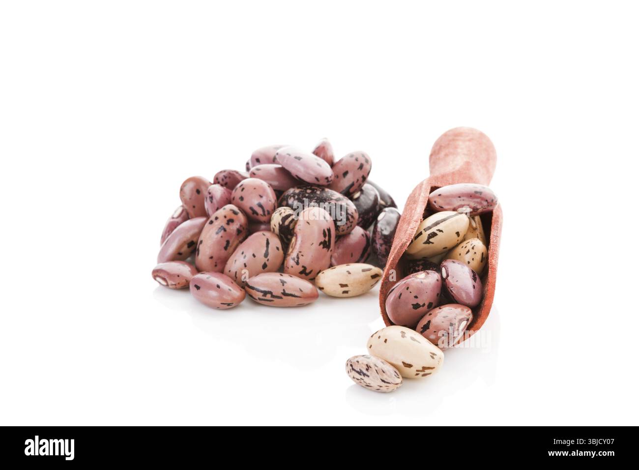 Fagioli pinzati su paletta di legno isolata su sfondo bianco. Mangiare leguminose in modo sano Foto Stock