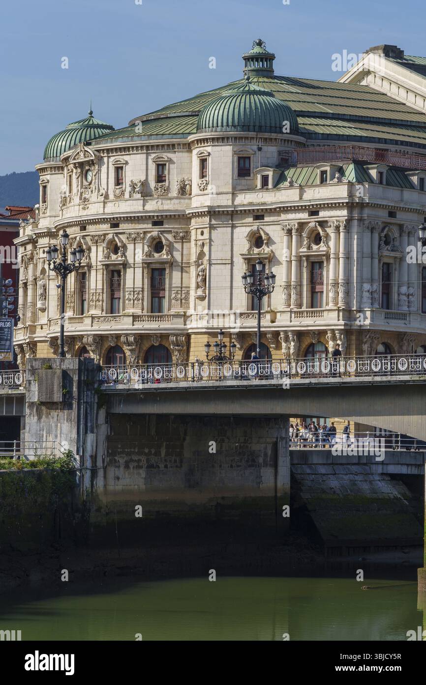 Edificio architettonico classico con cupole vicino a un ponte sul fiume, Bilbao, Paesi Baschi, Spagna, Europa Foto Stock
