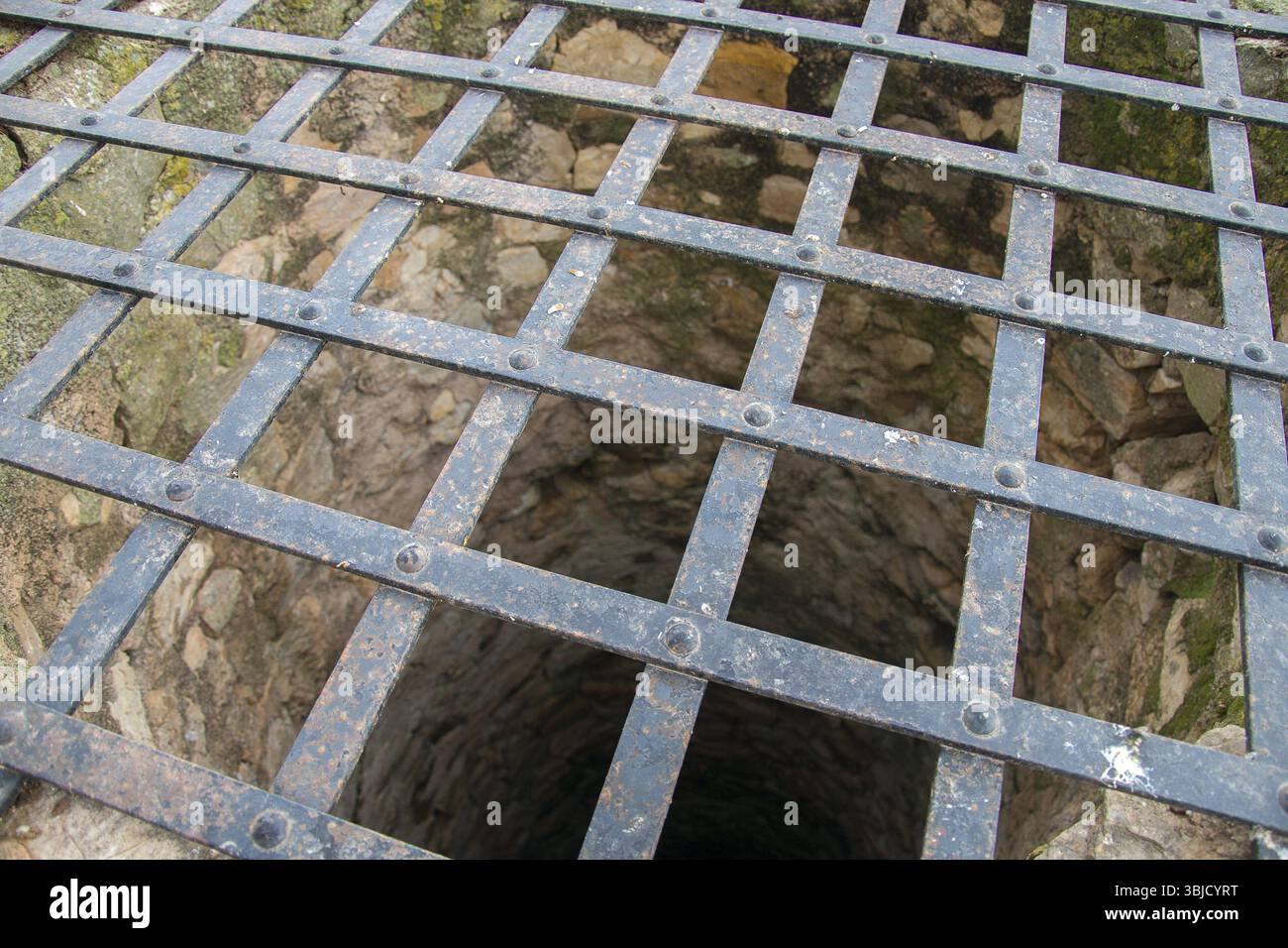 Pozzo d'acqua molto profondo con griglia Foto Stock