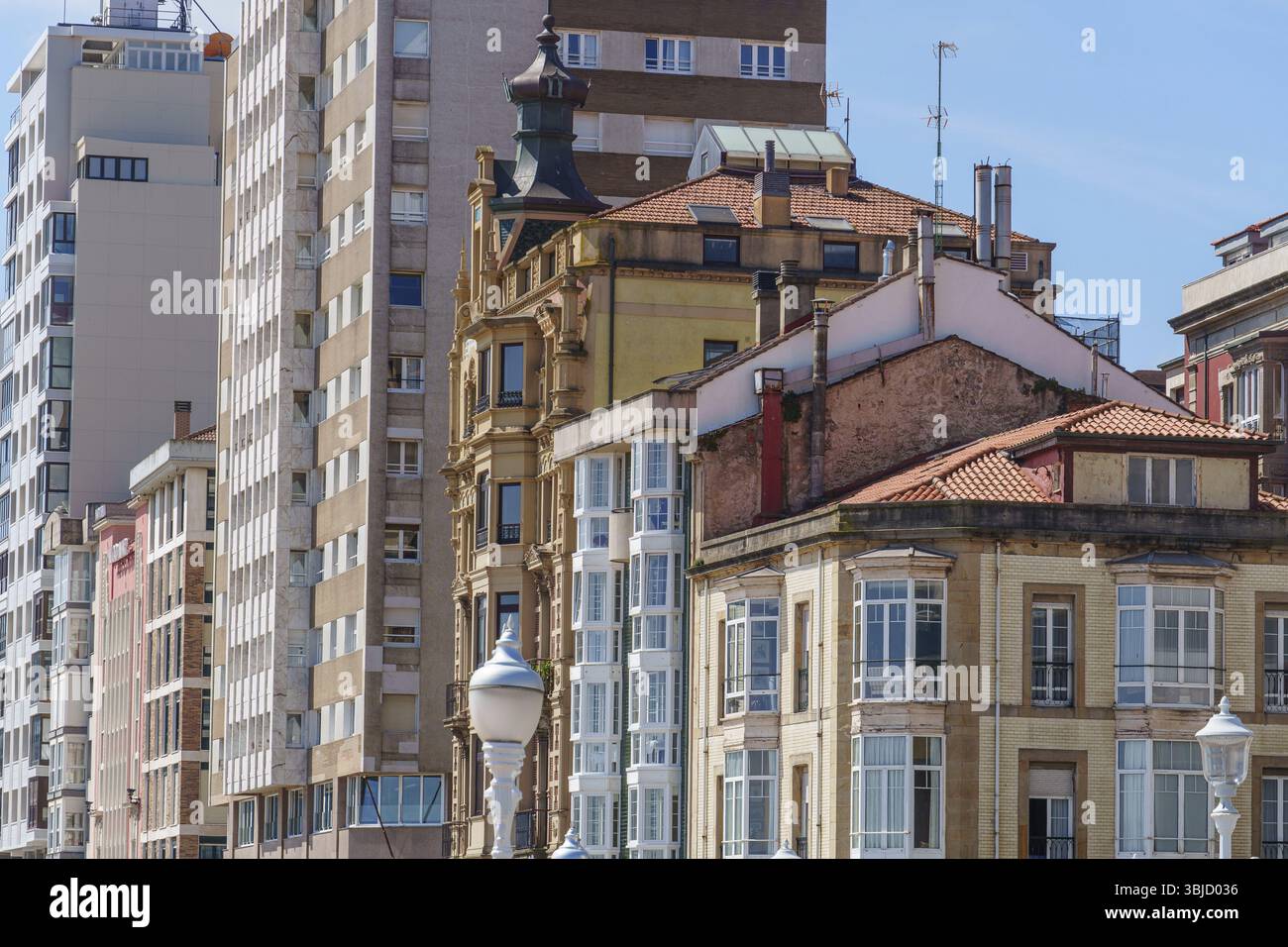 Vari edifici in una strada urbana, architettura mista con edifici vecchi e alti, Gijon, Asturie, Spagna, Europa Foto Stock