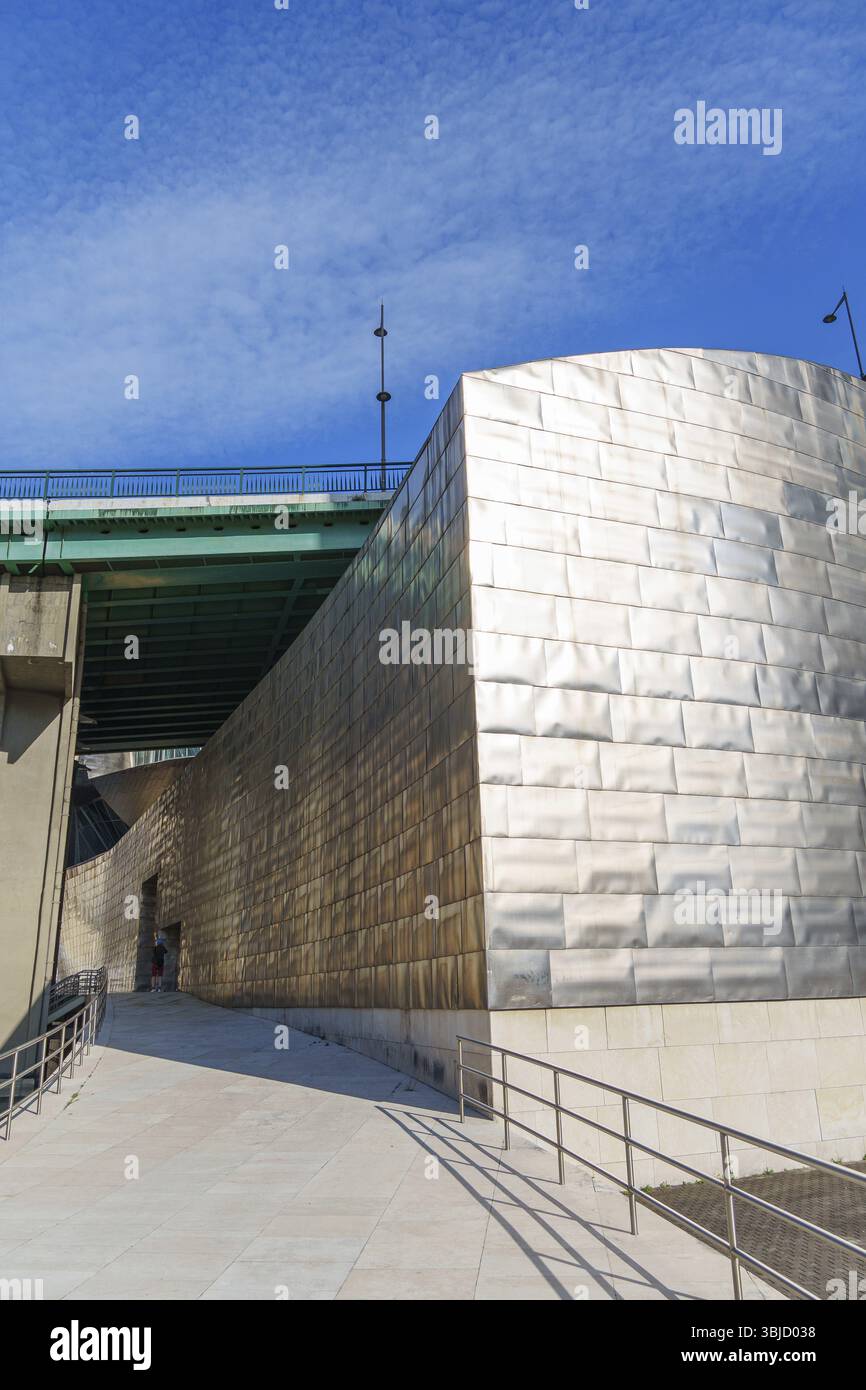 Moderno complesso di edifici con facciata metallica sotto un cielo blu, Bilbao, Paesi Baschi, Spagna, Europa Foto Stock