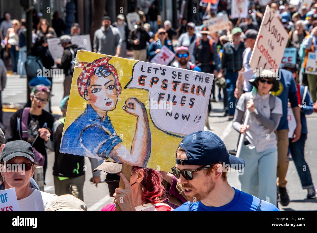 San Francisco, Stati Uniti. 14 giugno 2025. Tra la folla alla marcia di protesta del No Kings Day a San Francisco, una donna ha un cartello con un'immagine simile a Rosie the Riveter e le parole: "Vediamo subito i file di Epstein!" In riferimento alla recente affermazione di Elon Musk secondo cui Donald Trump è nei fascicoli di Jeffrey Epstein. Crediti: Shelly Rivoli/Alamy Live News Foto Stock