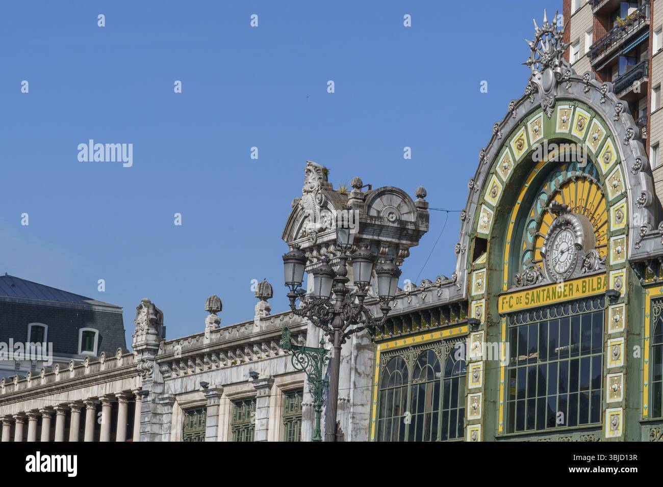 Edificio decorativo con facciata elaborata e decorazioni dettagliate, Bilbao, Paesi Baschi, Spagna, Europa Foto Stock