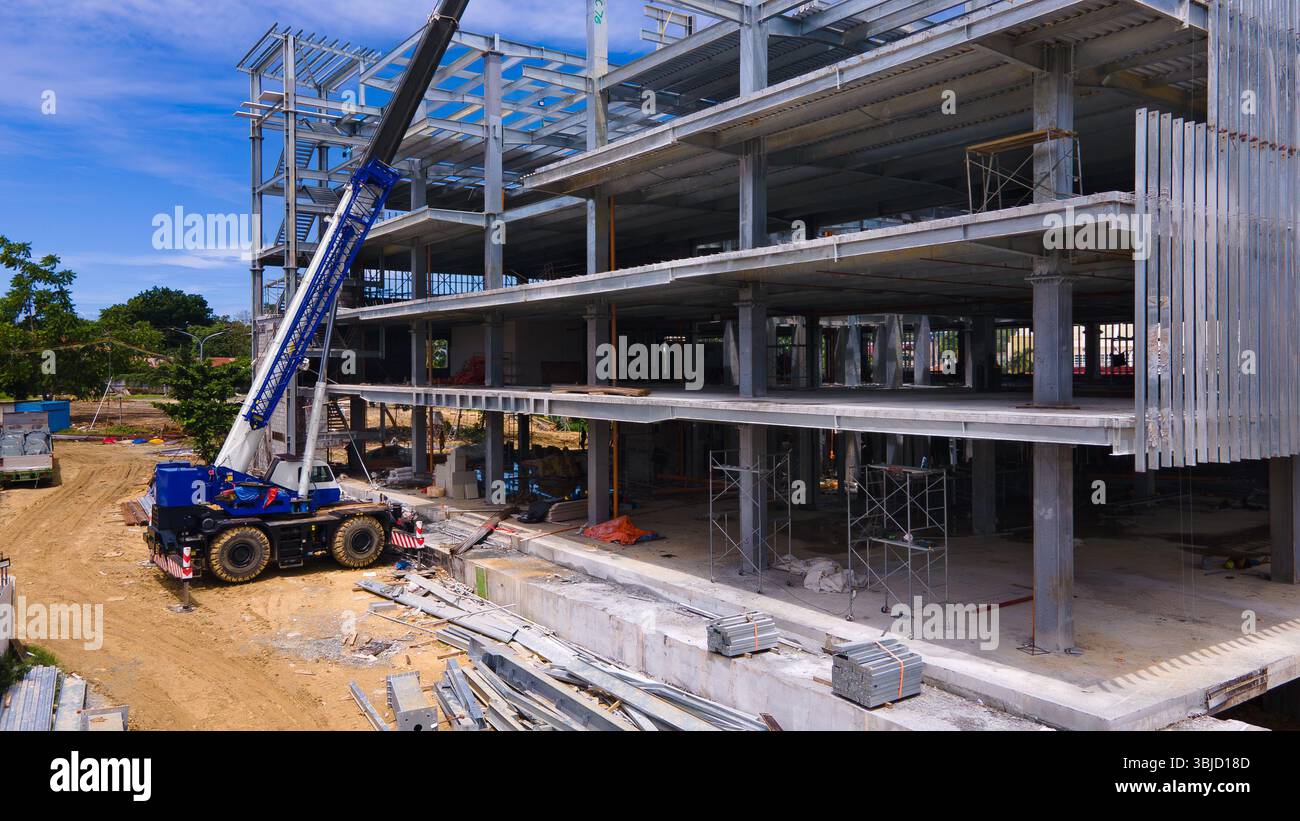 Gru da costruzione e telaio in acciaio di un nuovo edificio commerciale in costruzione Foto Stock