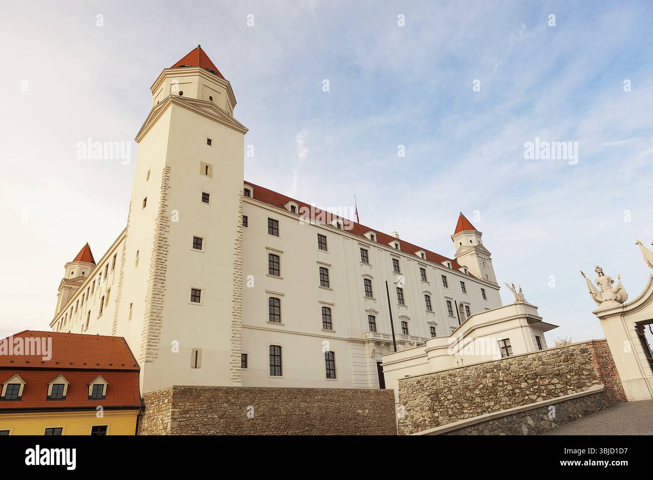 Castello di Bratislava, Slovacchia, Europa dell'Est la sera soleggiata con una luce e un cielo spettacolari. Monumento storico di Bratislava, Europa Foto Stock