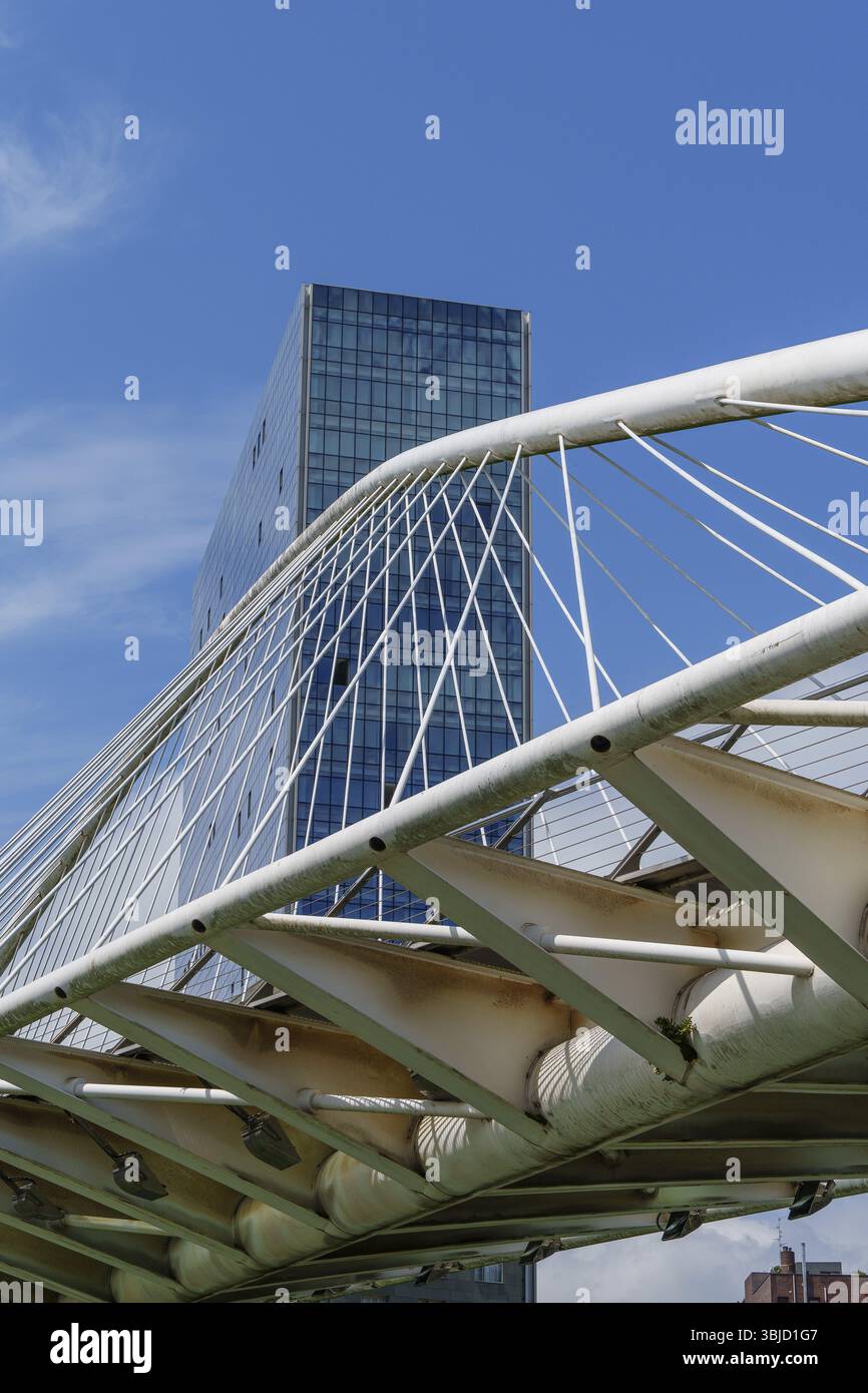Ponte moderno di rilievo con riflessi dell'edificio, cielo limpido, Bilbao, Paesi Baschi, Spagna, Europa Foto Stock